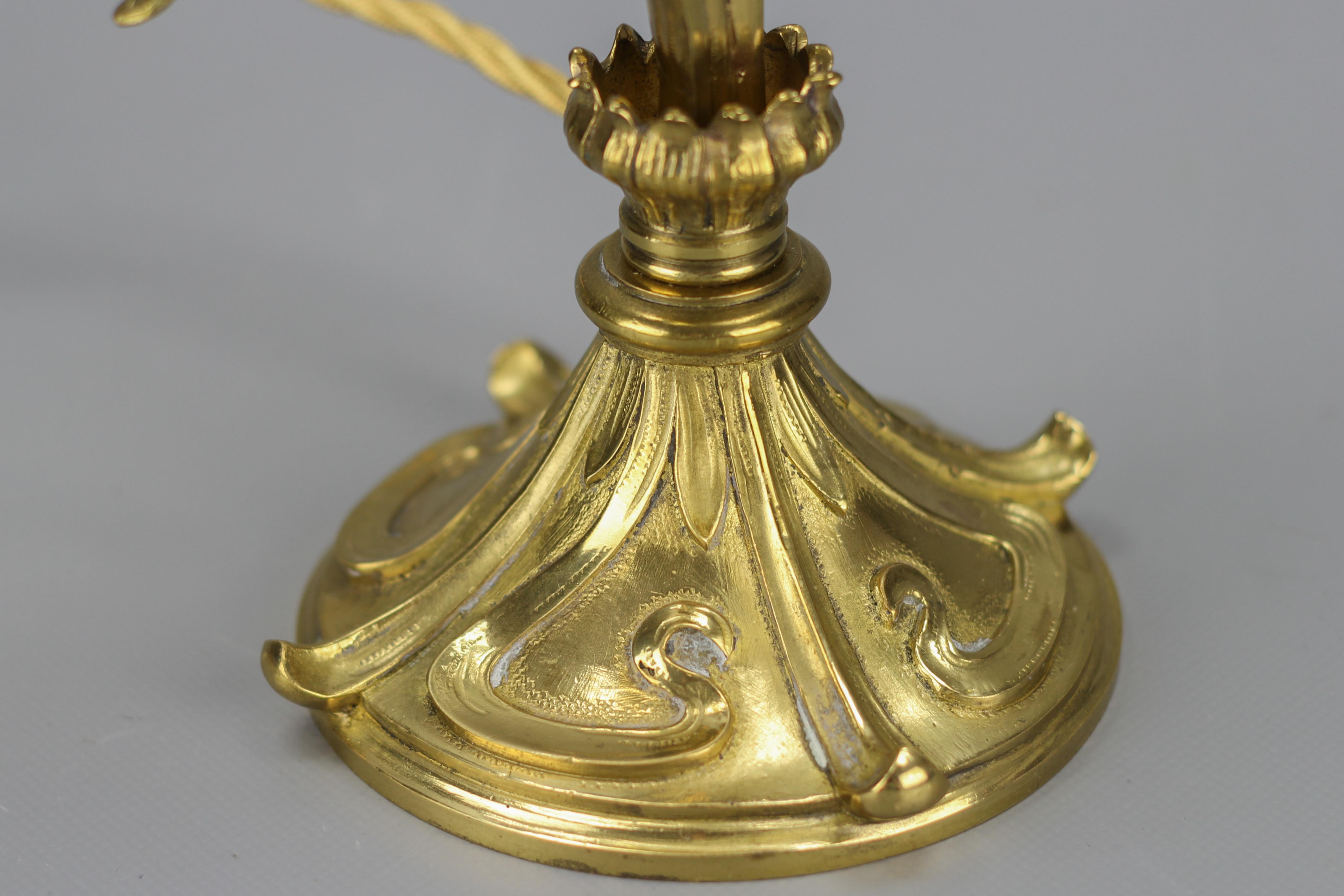 French Art Nouveau Gilt Bronze and Glass Iris-Shaped Table Lamp 10