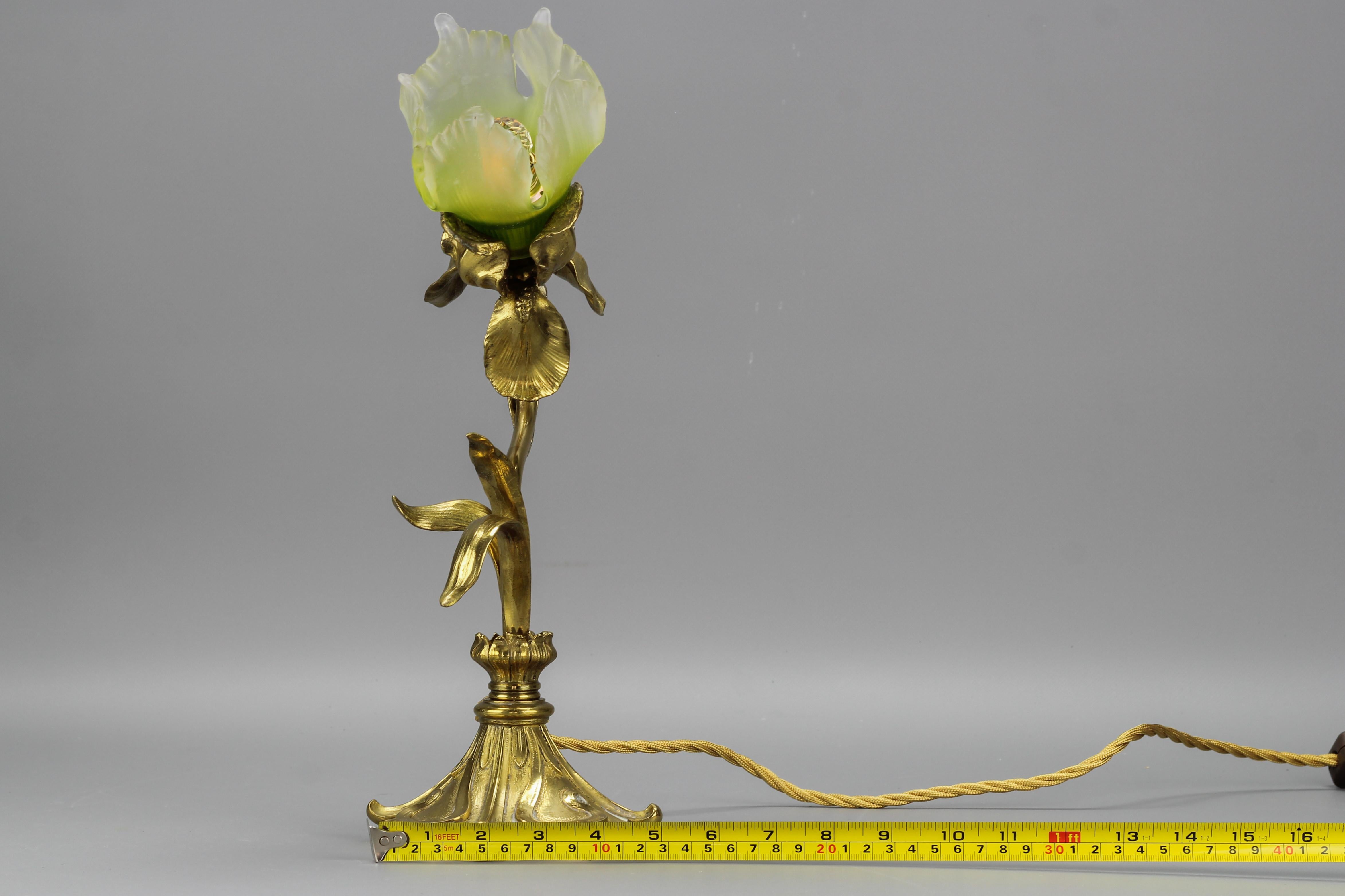 French Art Nouveau Gilt Bronze and Glass Iris-Shaped Table Lamp 14