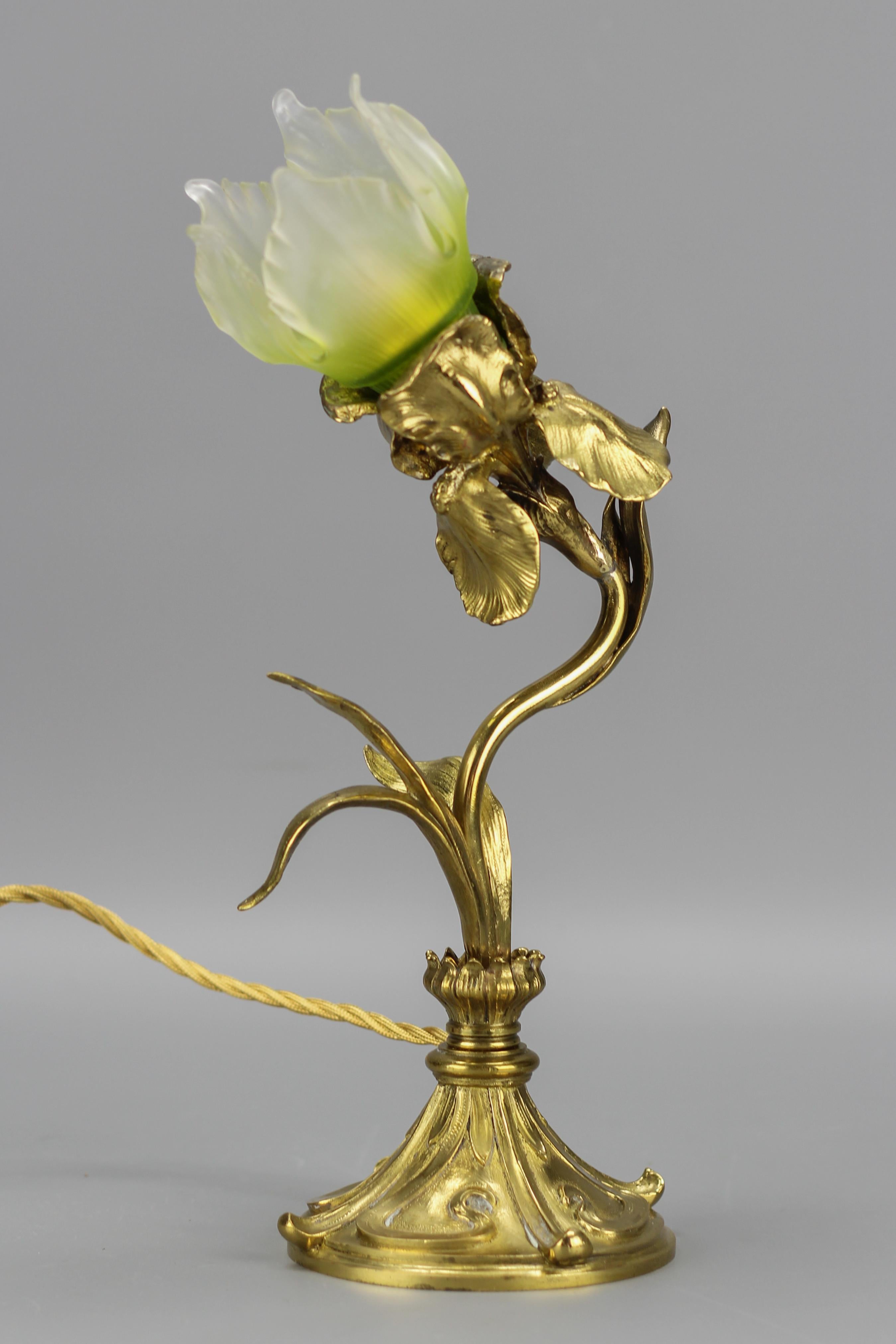 French Art Nouveau Gilt Bronze and Glass Iris-Shaped Table Lamp, 1920s
An adorable French gilt bronze table lamp in a shape of an iris flower with leaves.
Beautiful light green and clear glass lampshade.
Dimensions: height: 37 cm / 14.56 in; width: