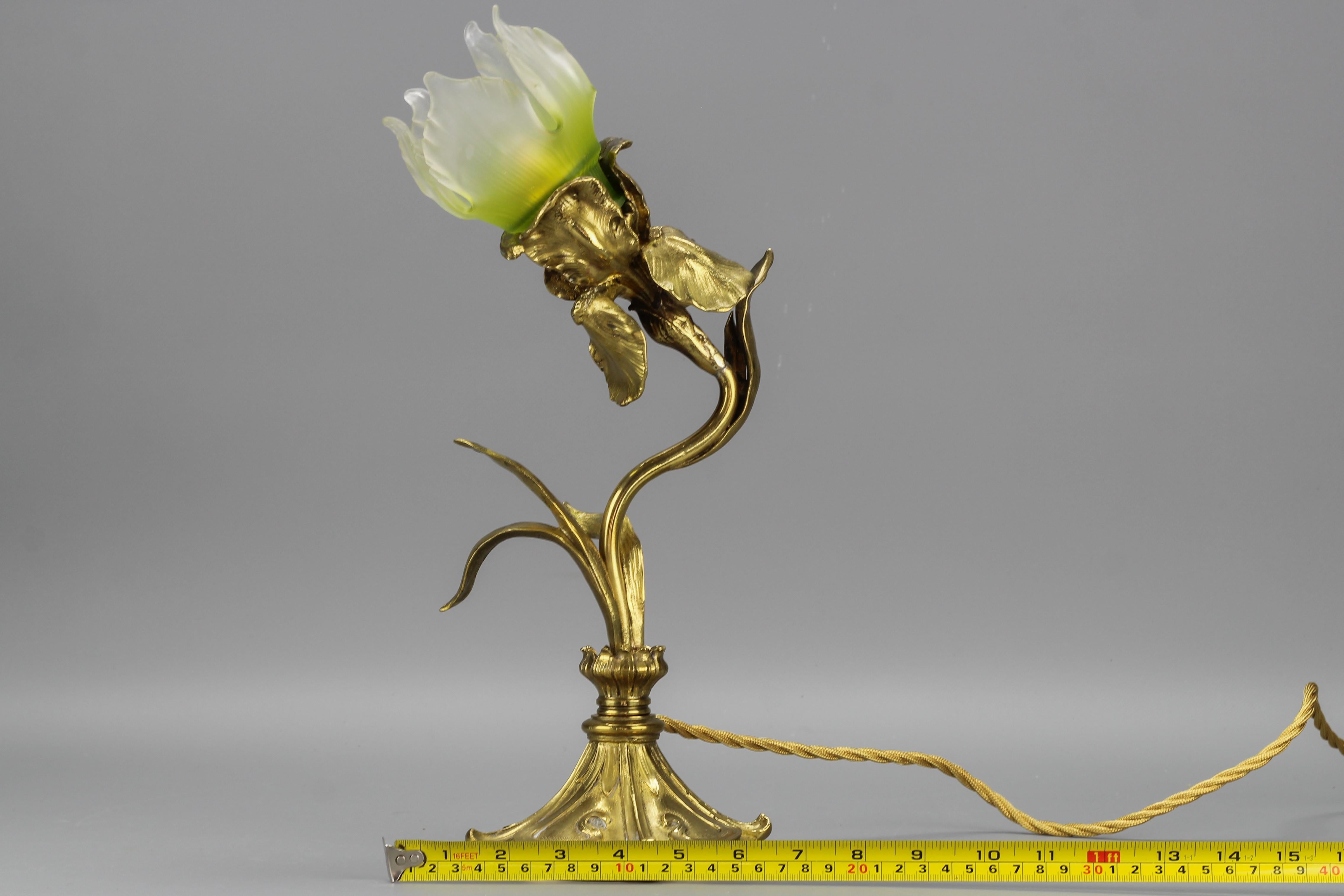 French Art Nouveau Gilt Bronze and Glass Iris-Shaped Table Lamp 16