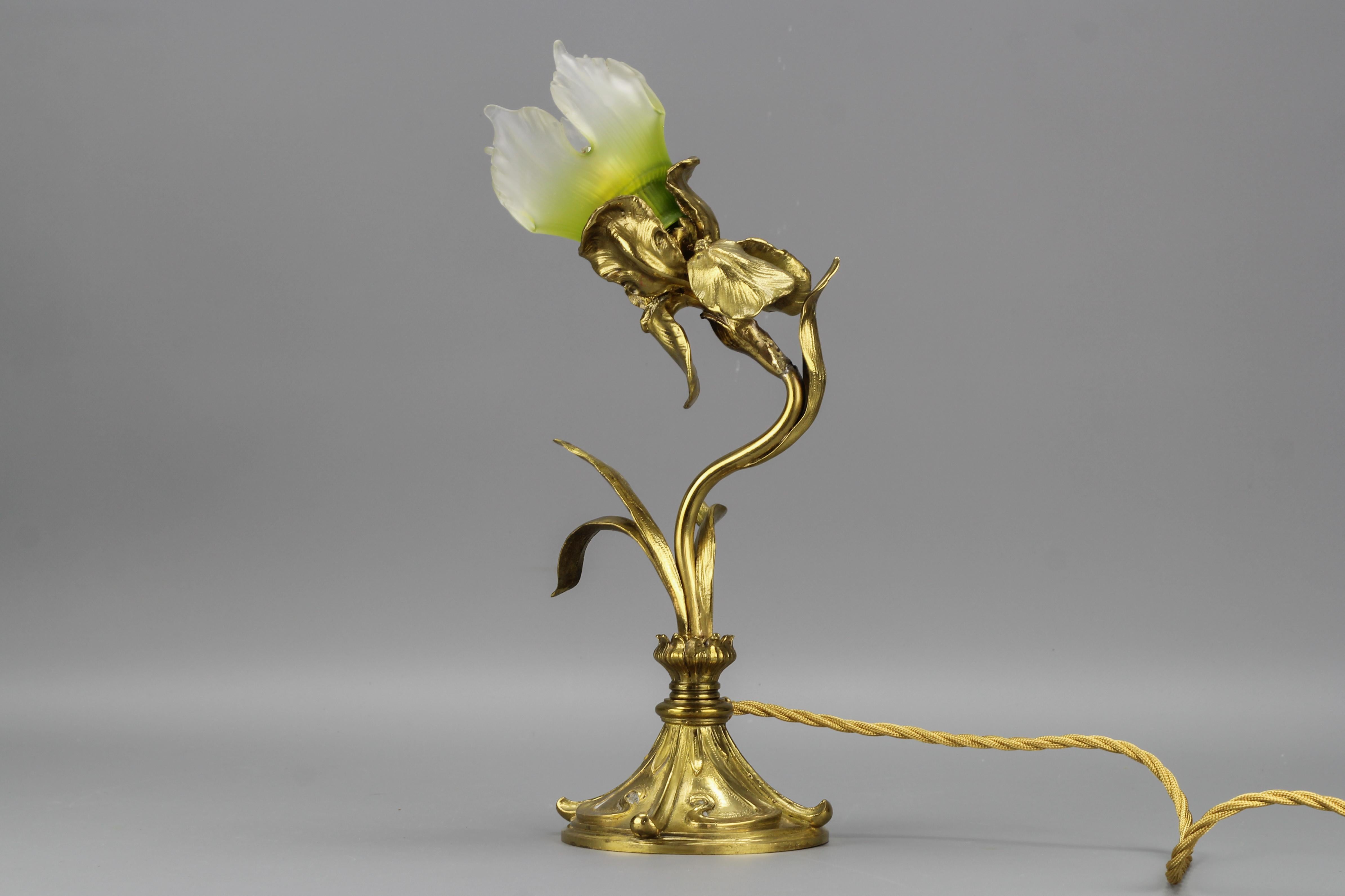 French Art Nouveau Gilt Bronze and Glass Iris-Shaped Table Lamp In Good Condition In Barntrup, DE