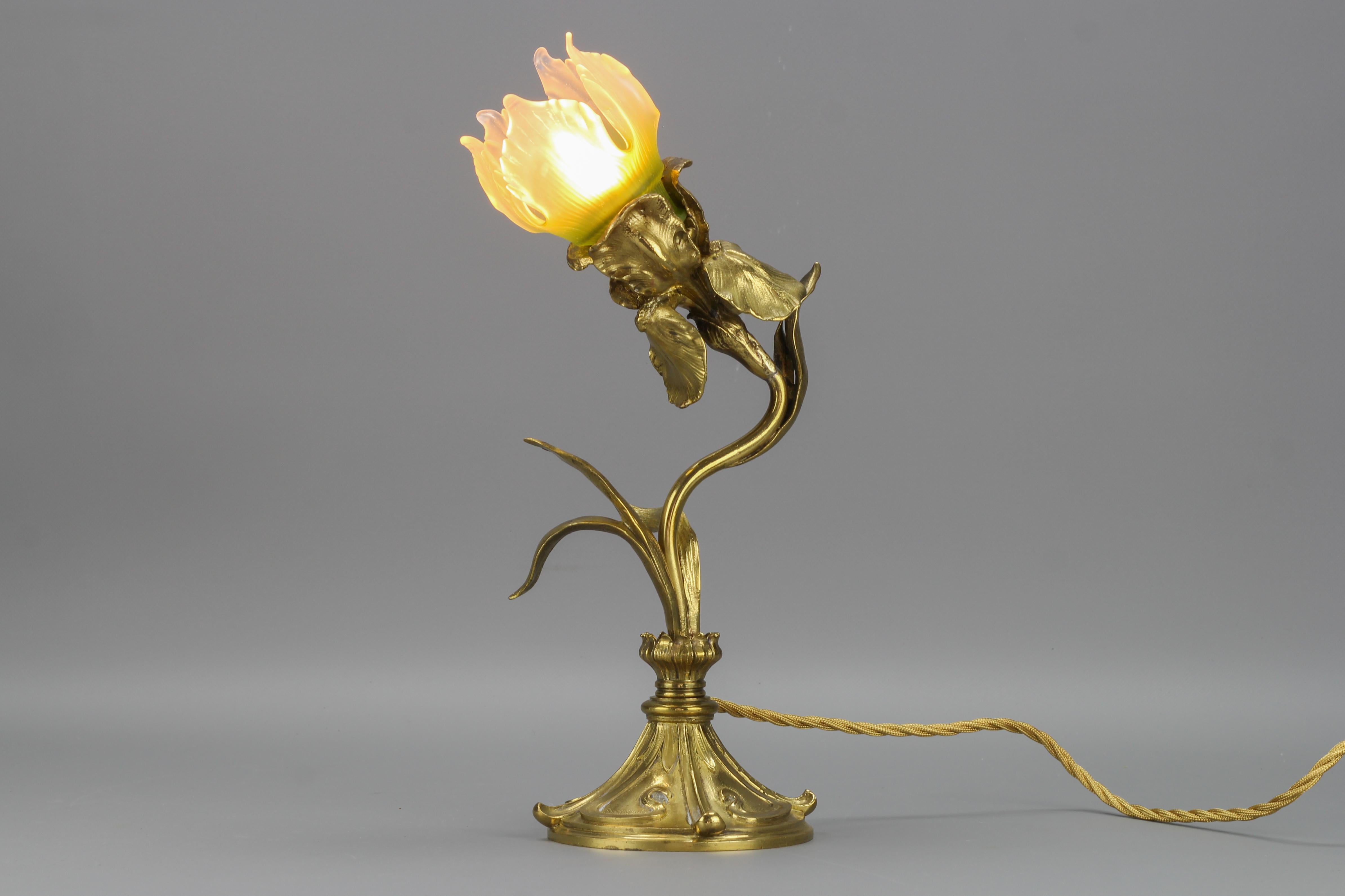 Early 20th Century French Art Nouveau Gilt Bronze and Glass Iris-Shaped Table Lamp