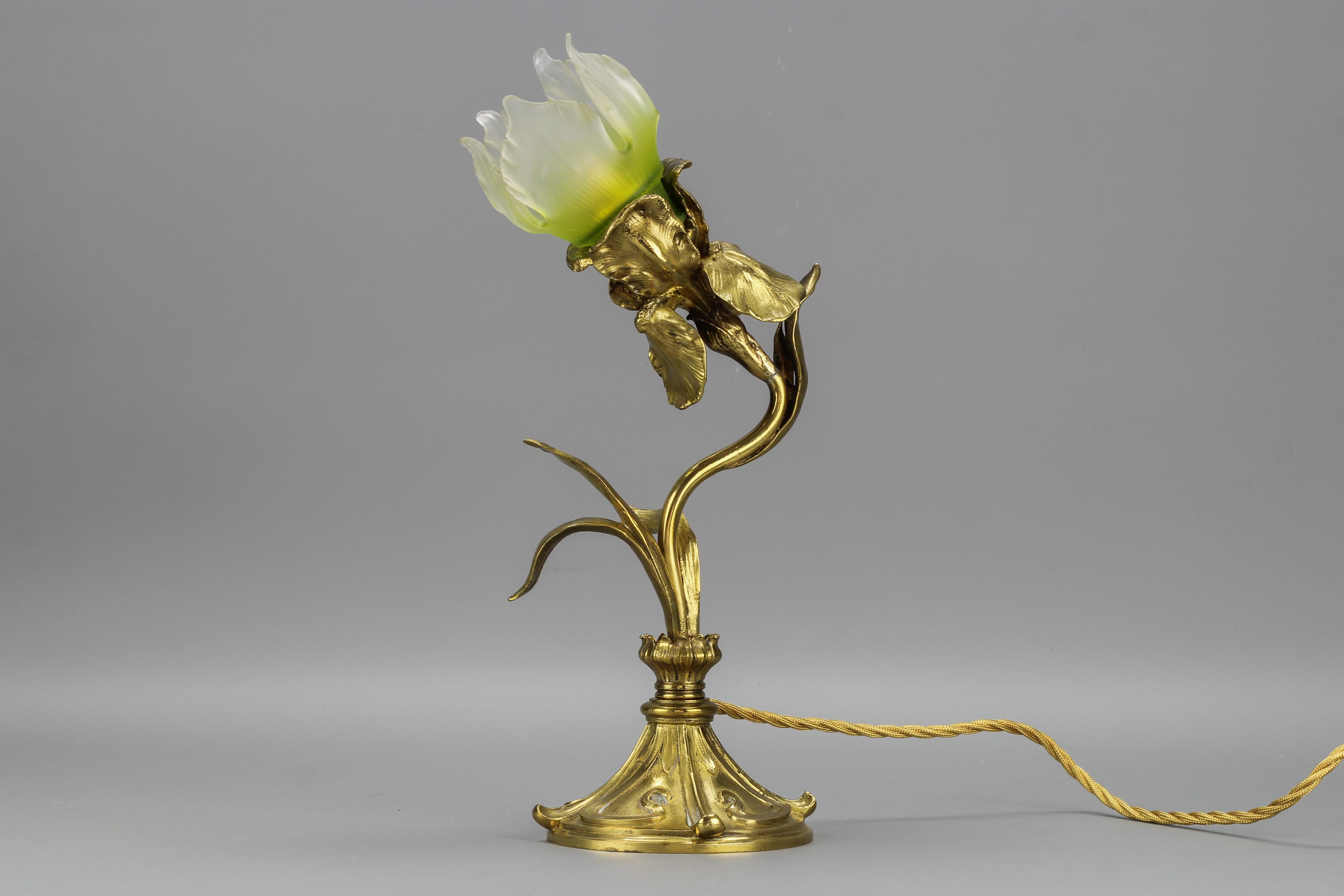 French Art Nouveau Gilt Bronze and Glass Iris-Shaped Table Lamp 1