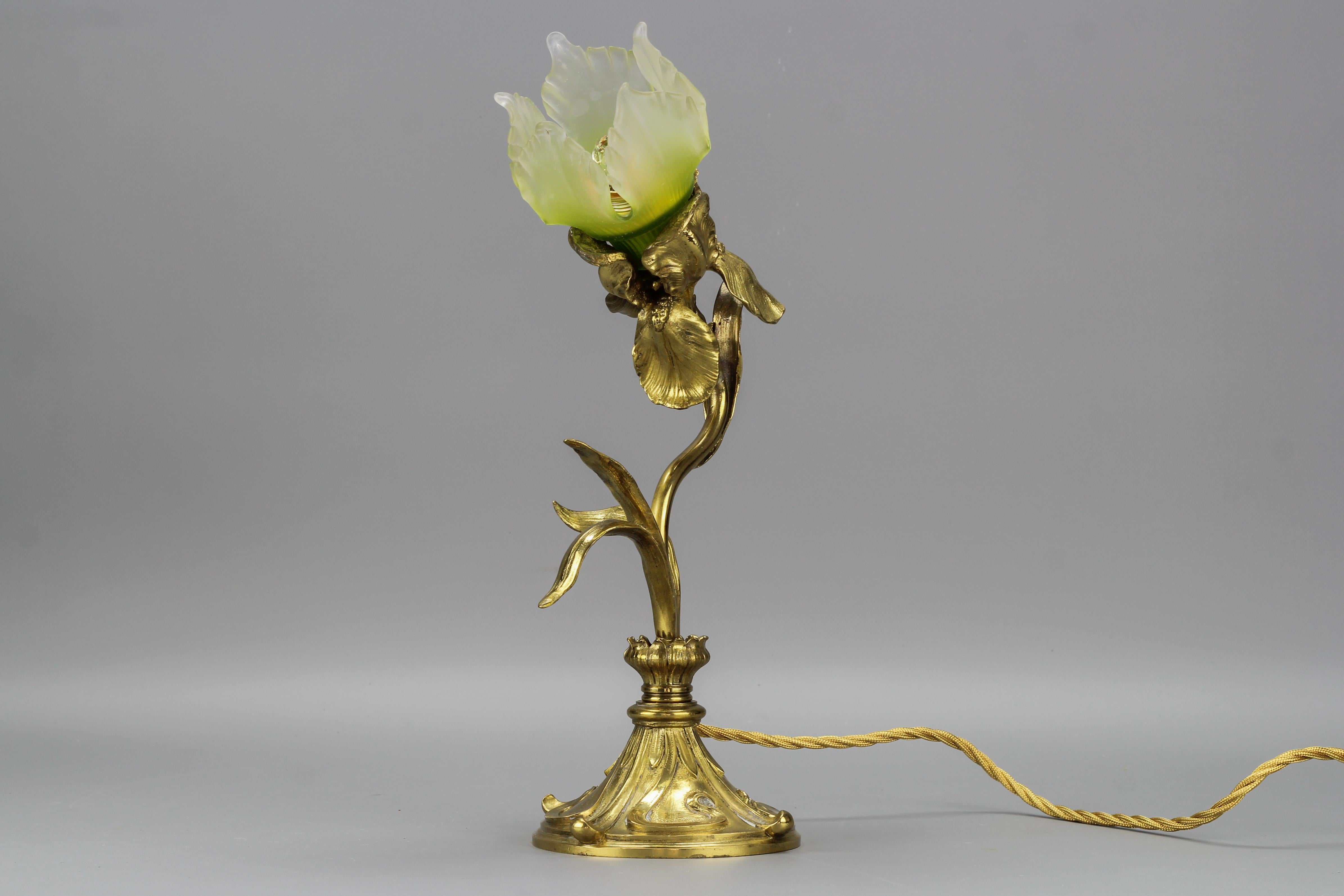 French Art Nouveau Gilt Bronze and Glass Iris-Shaped Table Lamp 3