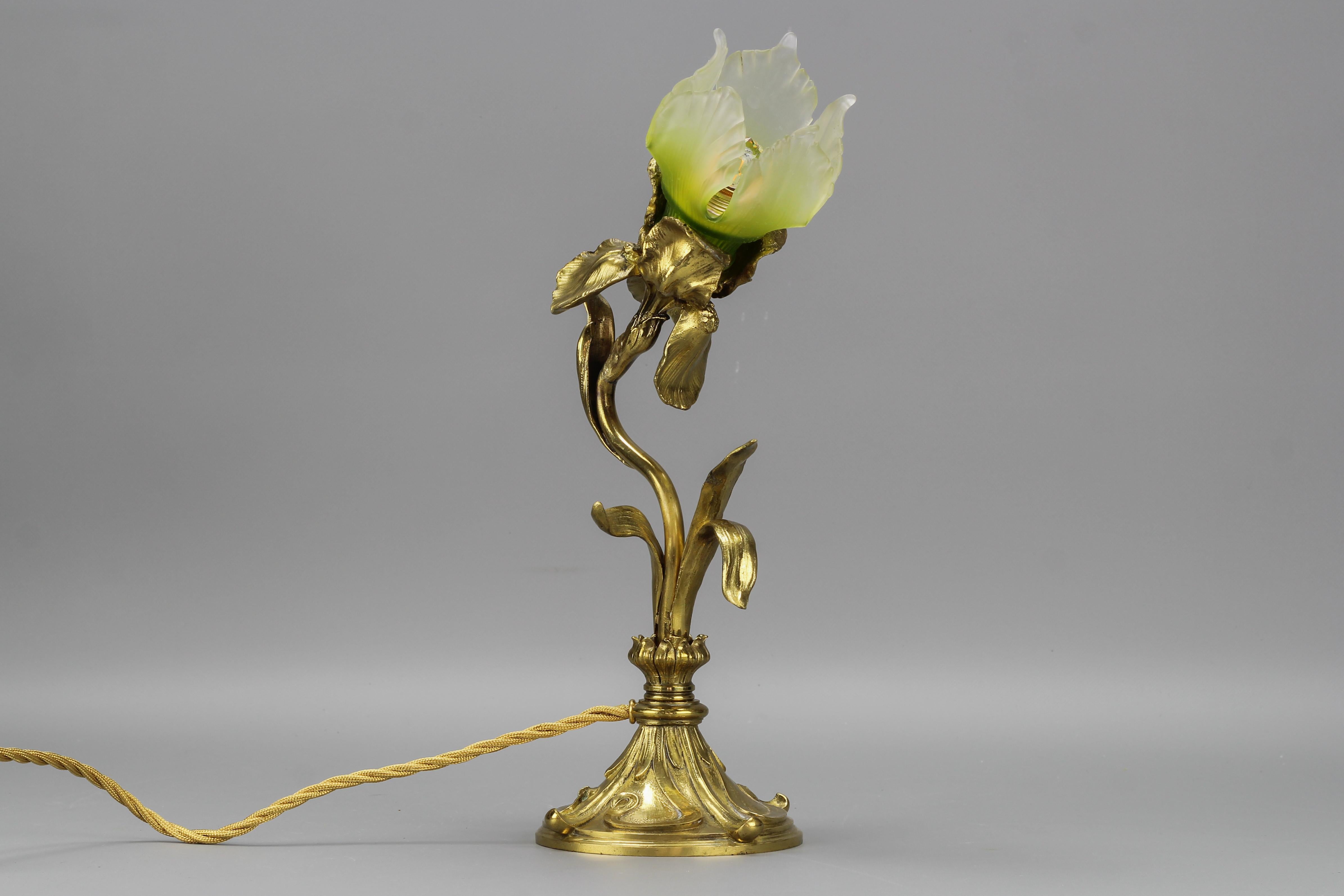 French Art Nouveau Gilt Bronze and Glass Iris-Shaped Table Lamp 4