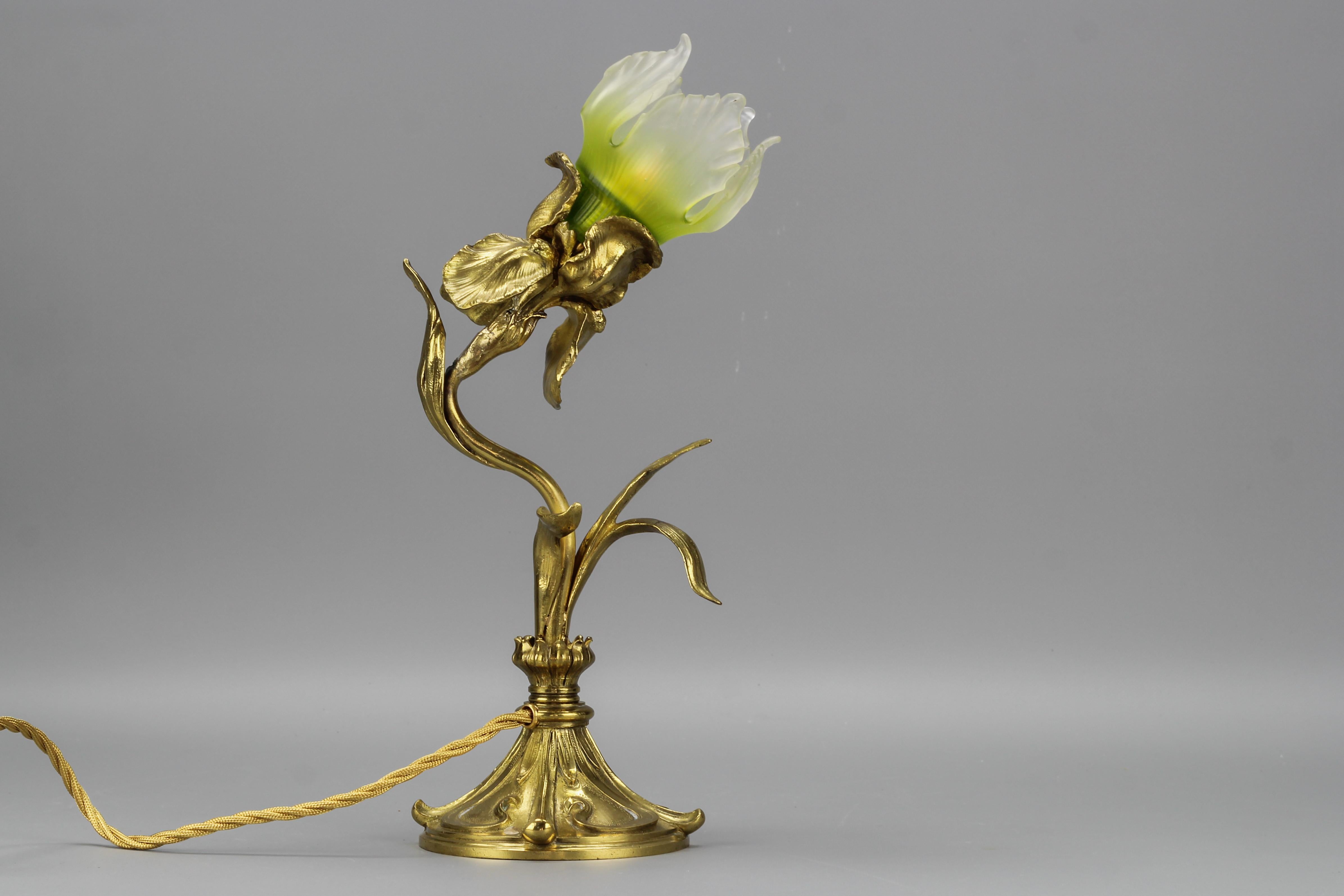 French Art Nouveau Gilt Bronze and Glass Iris-Shaped Table Lamp 5