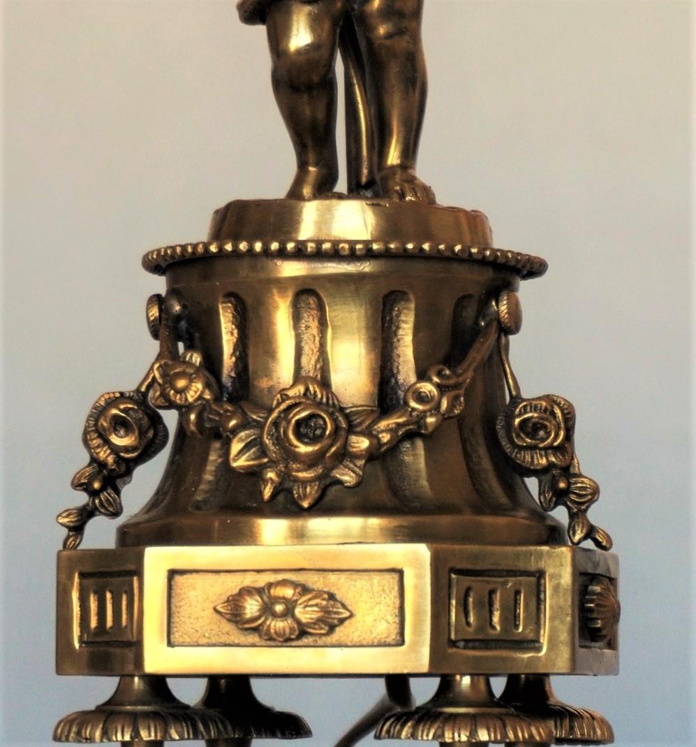 French Art Nouveau Gilt Bronze Cherub Table Lamp with Vaseline Glass Tulip In Good Condition In Frankfurt am Main, DE