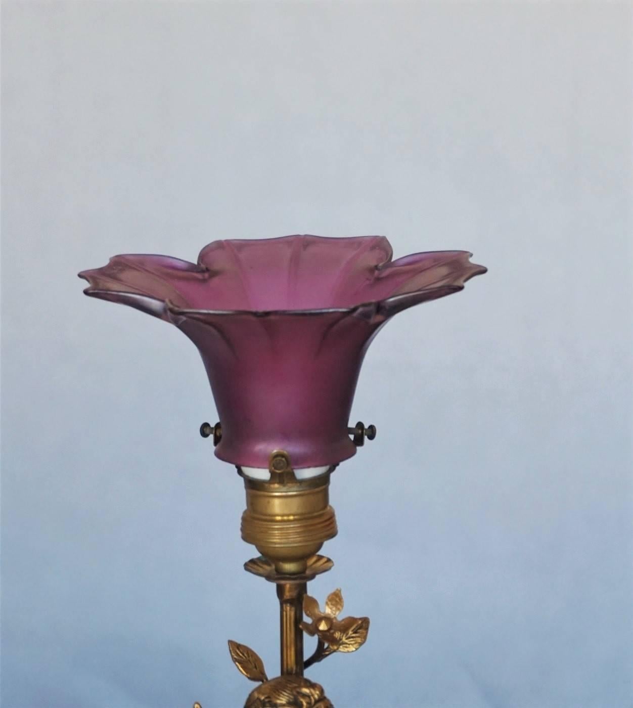 20th Century French Art Nouveau Gilt Bronze Cherub Table Lamp with Vaseline Glass Tulip