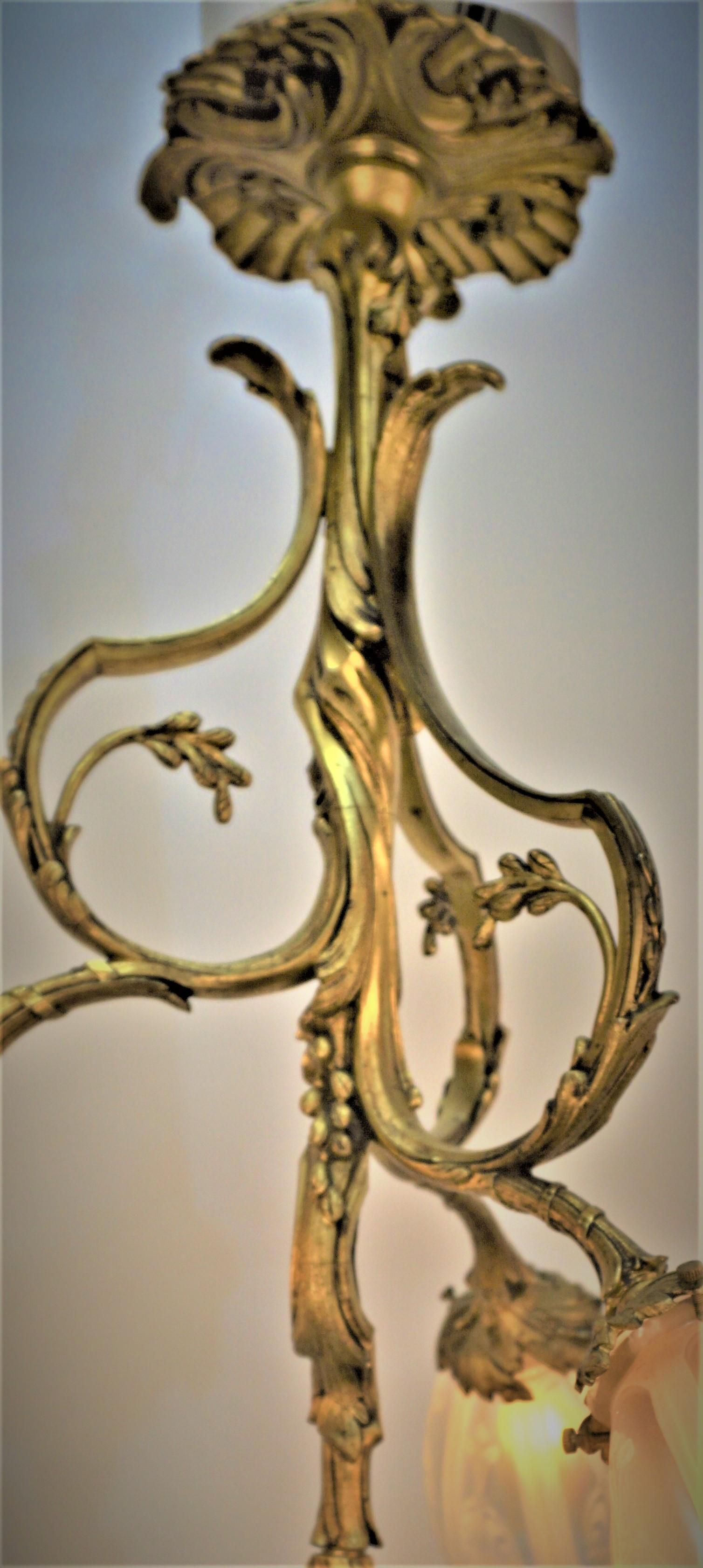 Französischer Jugendstil-Kronleuchter aus vergoldeter Bronze mit schillernden, geätzten Glasschirmen. 
Professionell neu verkabelt und einbaufertig.