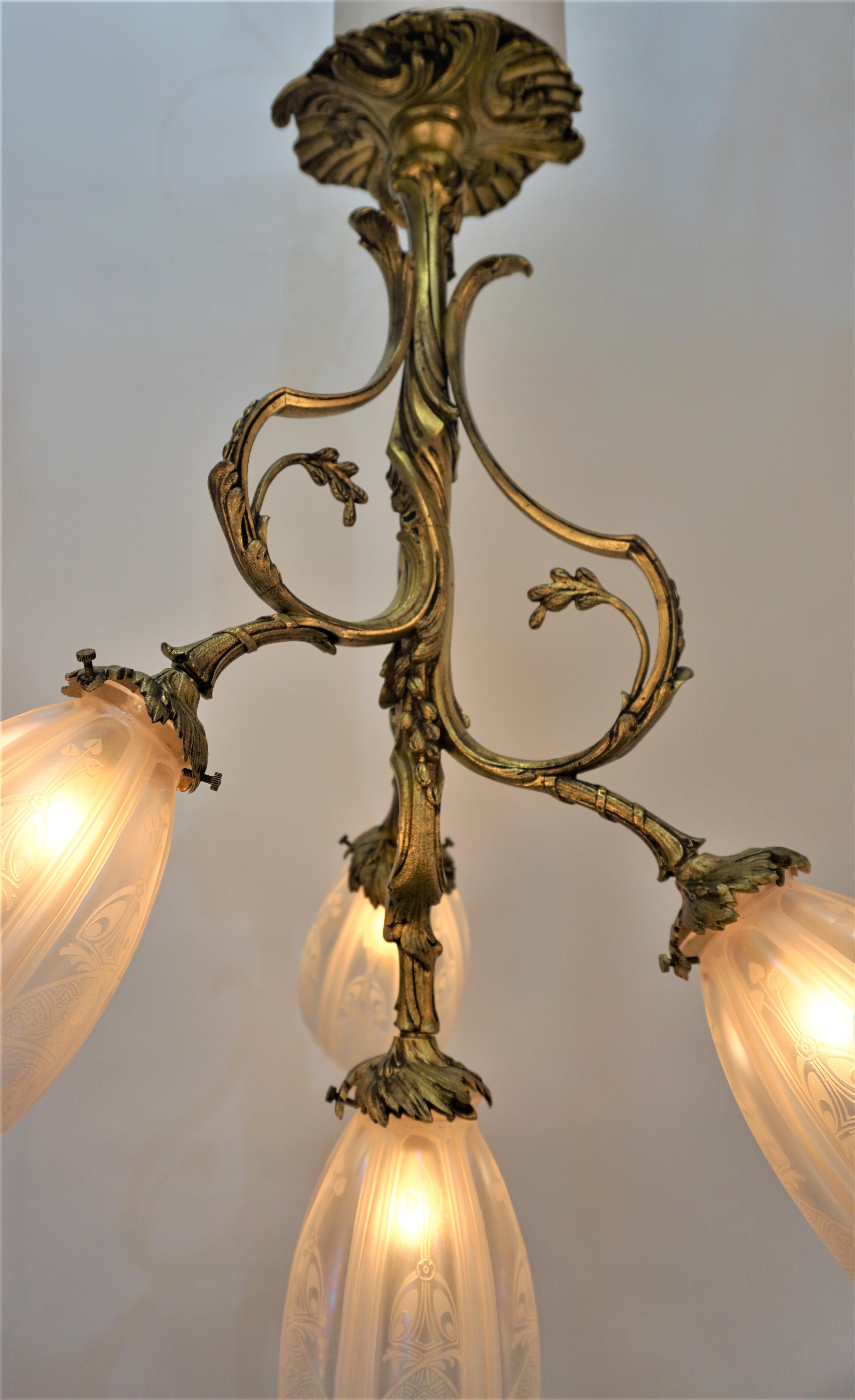 Early 20th Century French Art Nouveau Gilt Bronze Etched Glass Chandelier For Sale