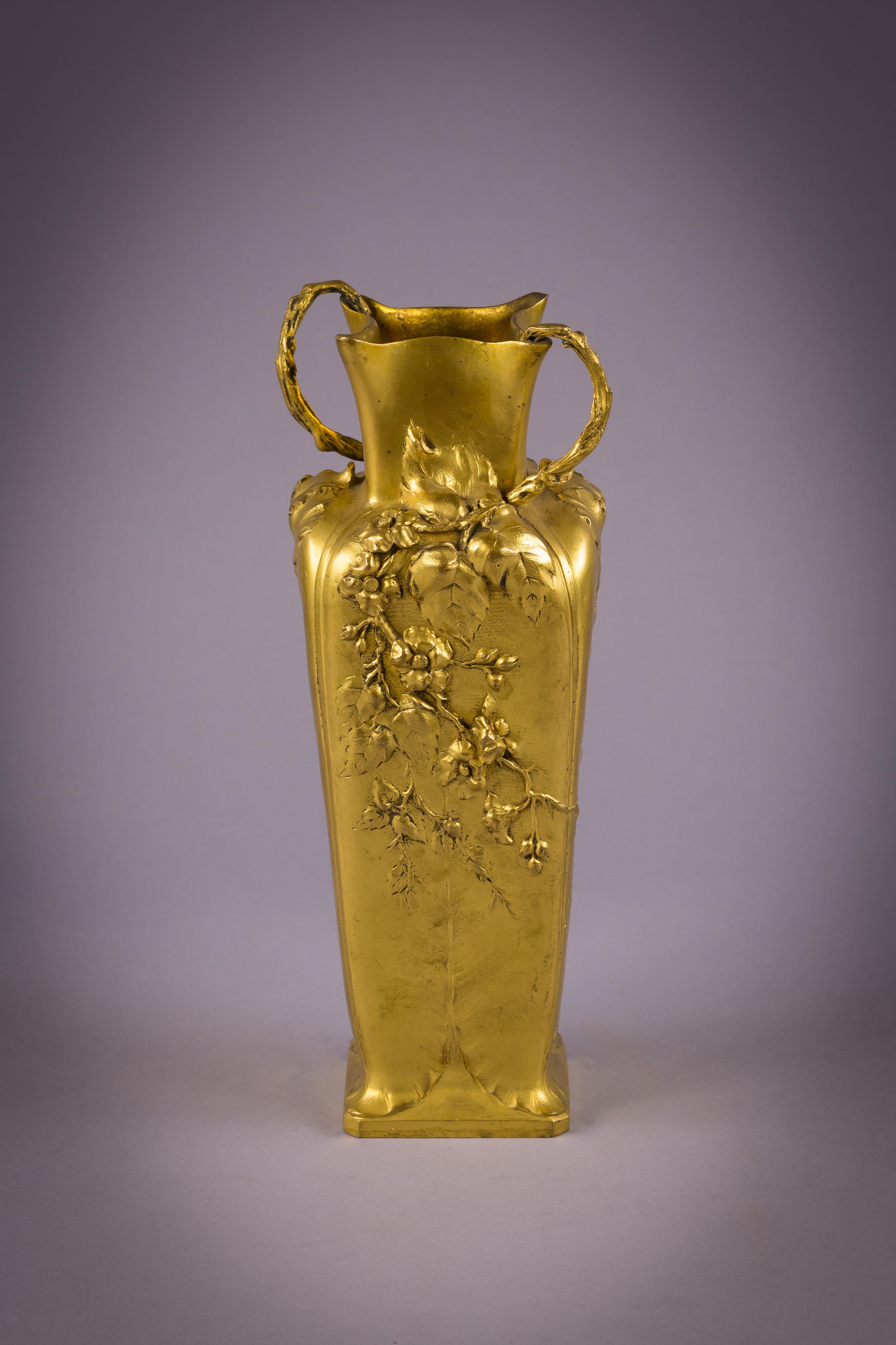 French Art Nouveau Gilt Bronze Vase, circa 1880 For Sale 1