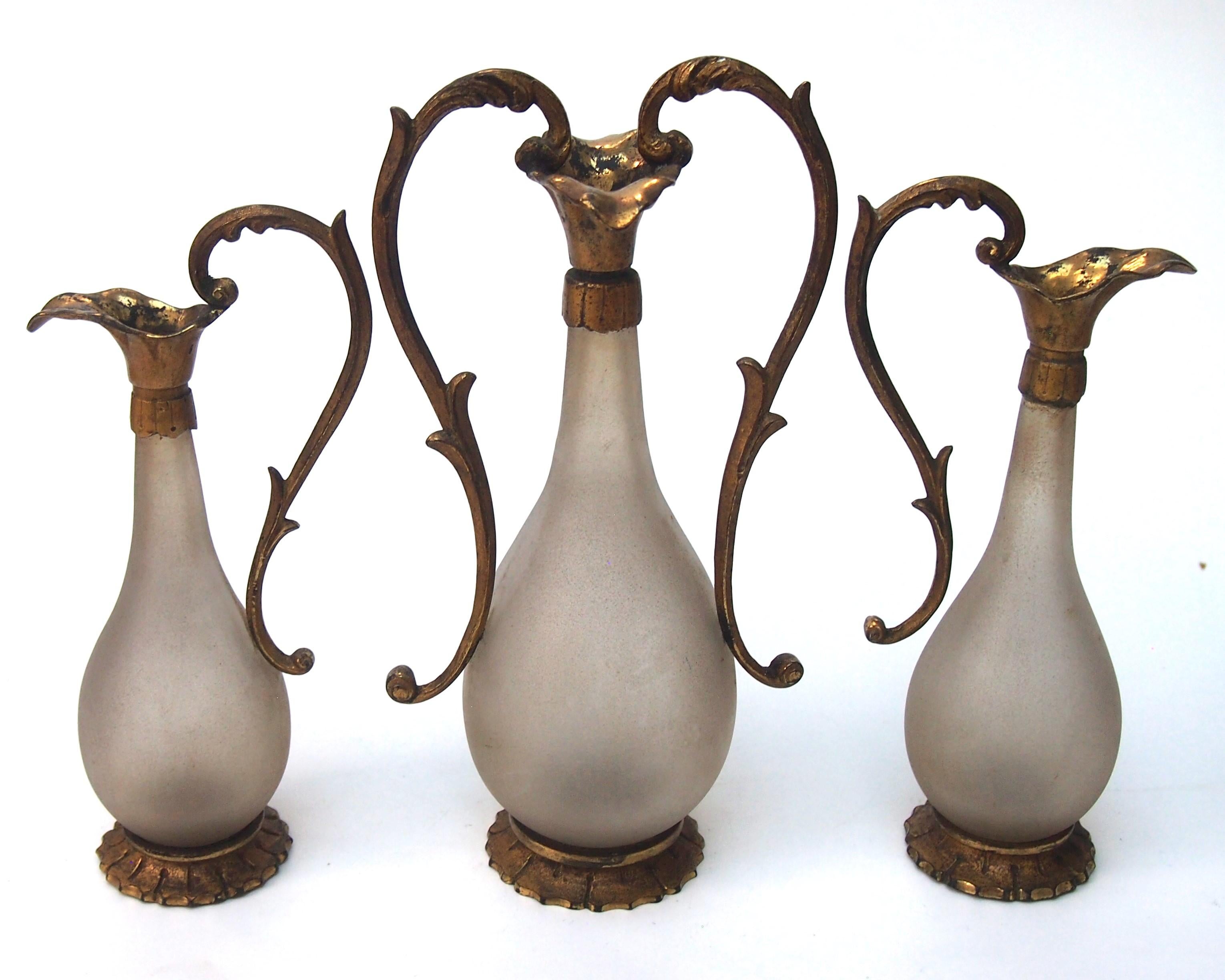 Francese Guarnizione francese Art Nouveau in vetro e metallo ornata in tre parti, 1900 ca. in vendita