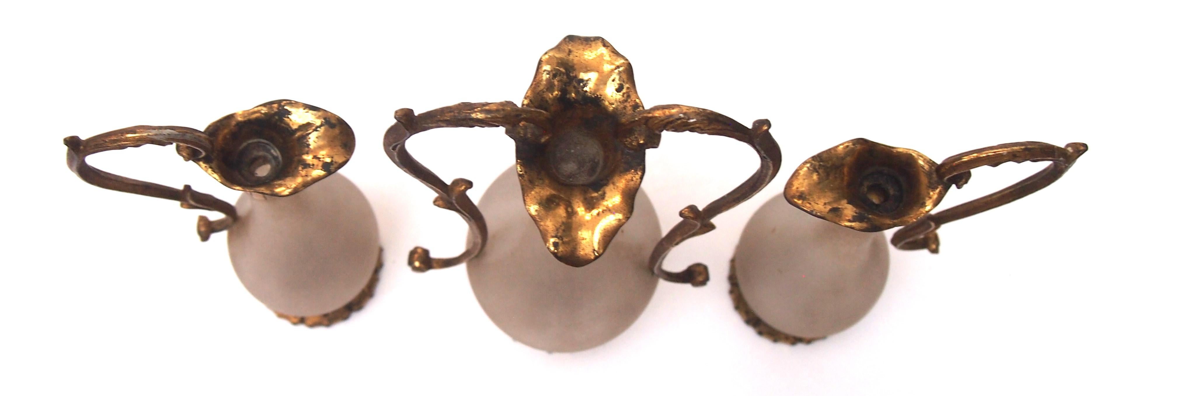 Inizio XX secolo Guarnizione francese Art Nouveau in vetro e metallo ornata in tre parti, 1900 ca. in vendita