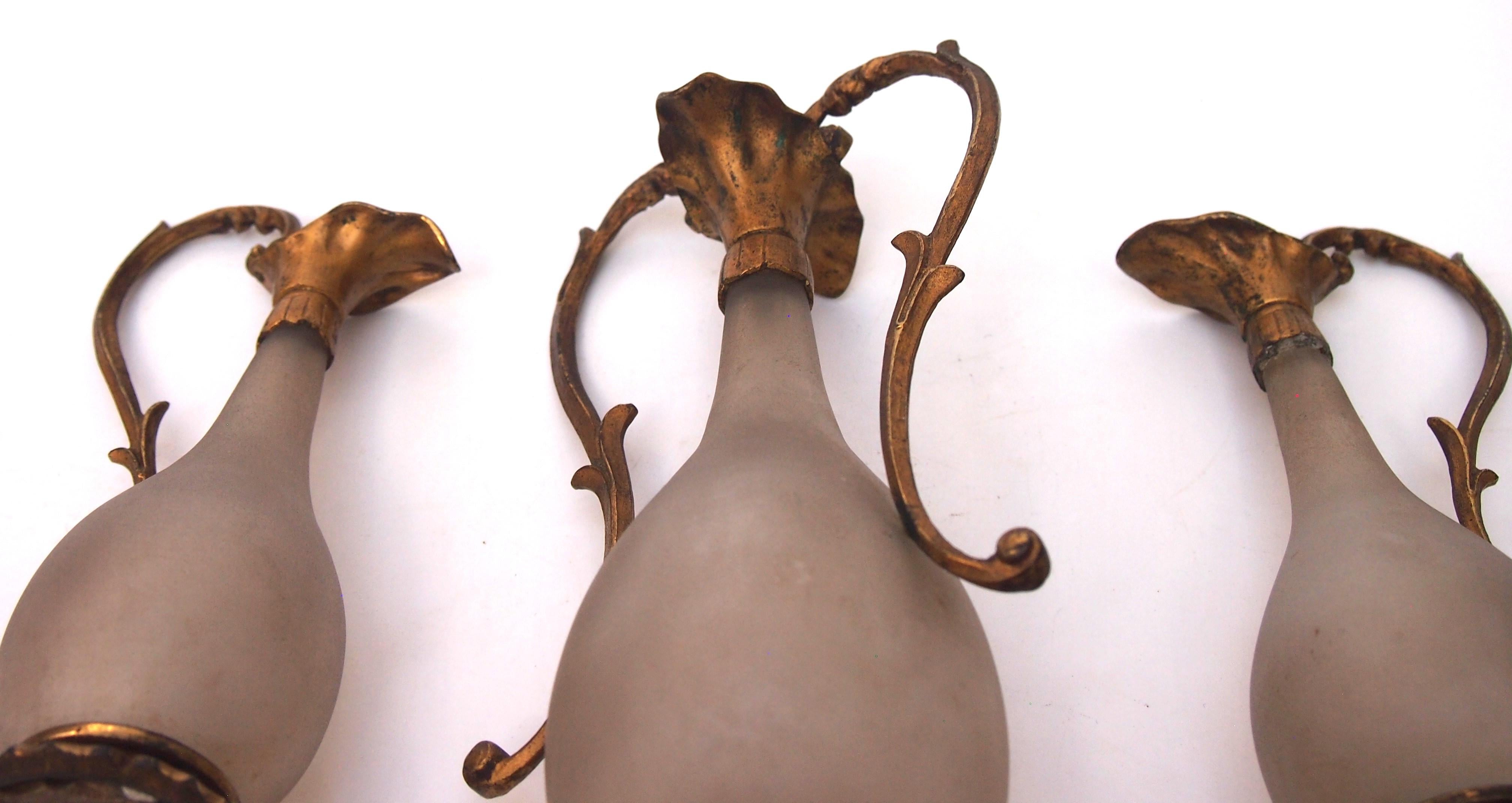 Vetro artistico Guarnizione francese Art Nouveau in vetro e metallo ornata in tre parti, 1900 ca. in vendita