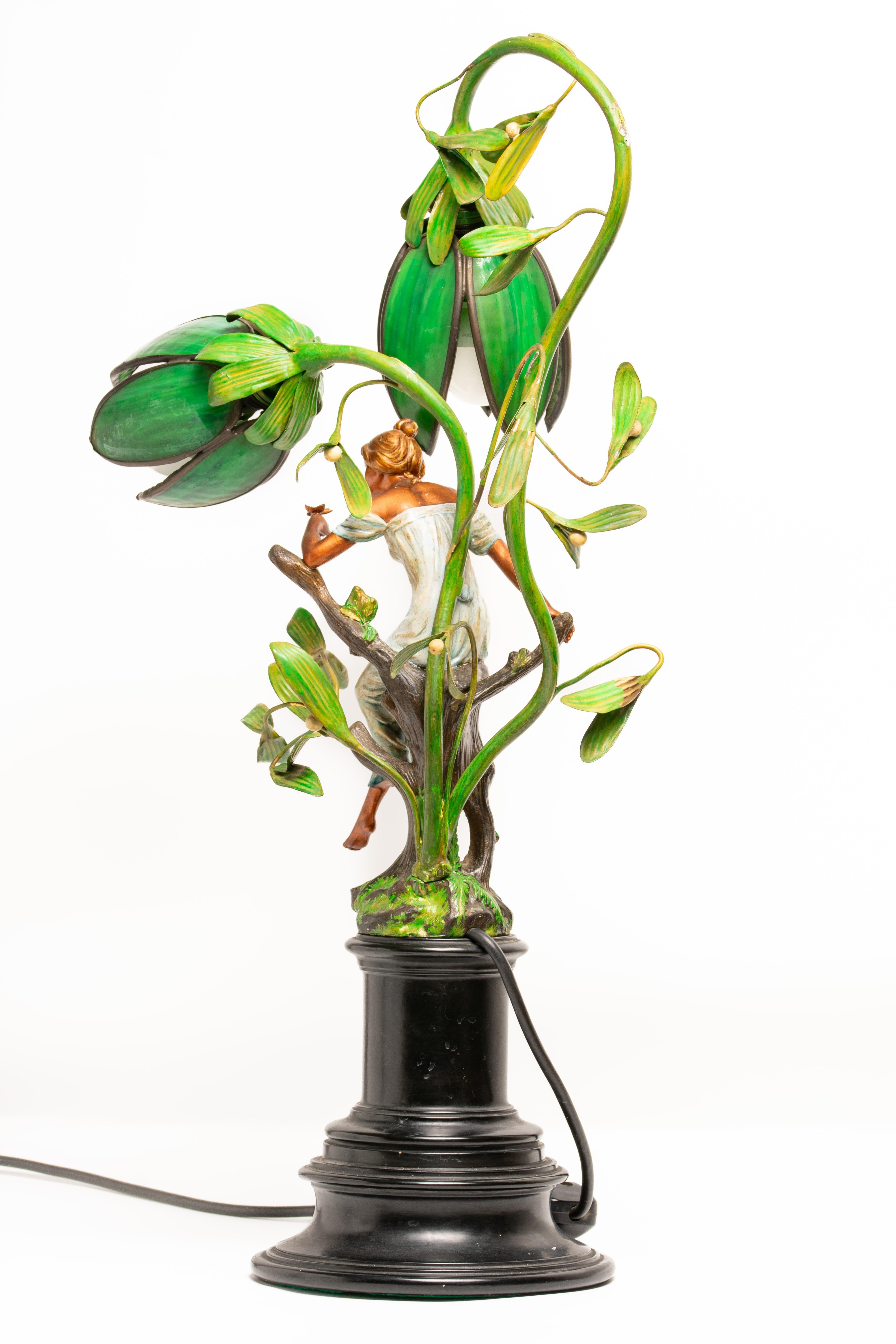 Jugendstil-Tischlampe aus Glas und Zinn mit Blumenmotiven für Damen oder Herren im Angebot