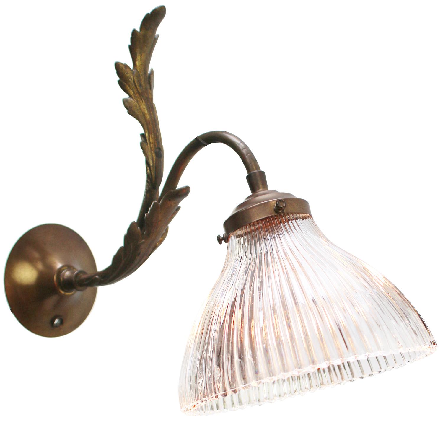 French Art Nouveau Glass Brass Scone Wall Lamp In Good Condition For Sale In Amsterdam, NL