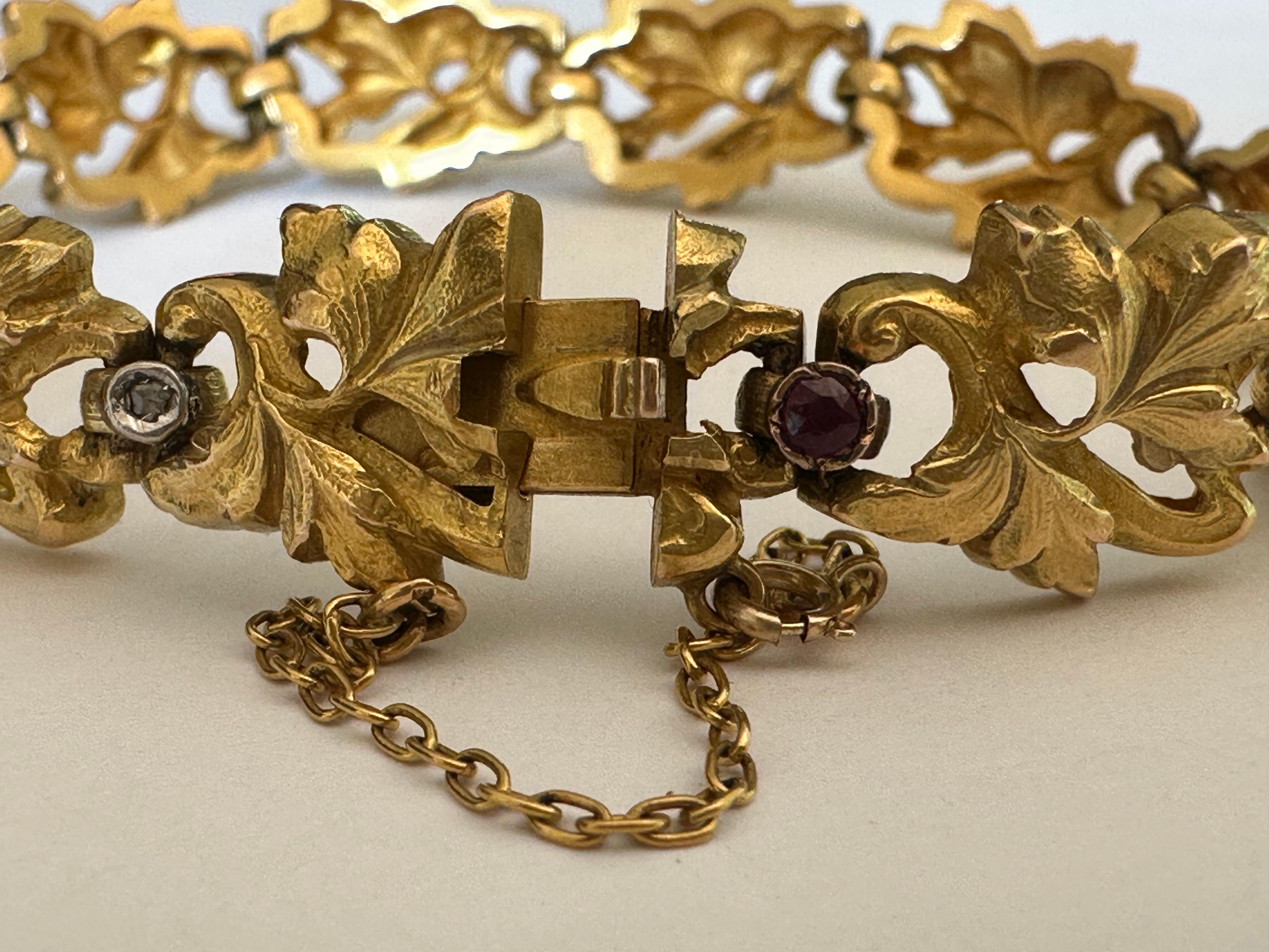 Magnifiquement réalisé en or jaune 20K et en platine, ce bracelet exquis présente une guirlande continue de feuilles sculptées, chacune d'entre elles étant minutieusement sculptée avec des détails complexes. Les feuilles sont reliées entre elles par