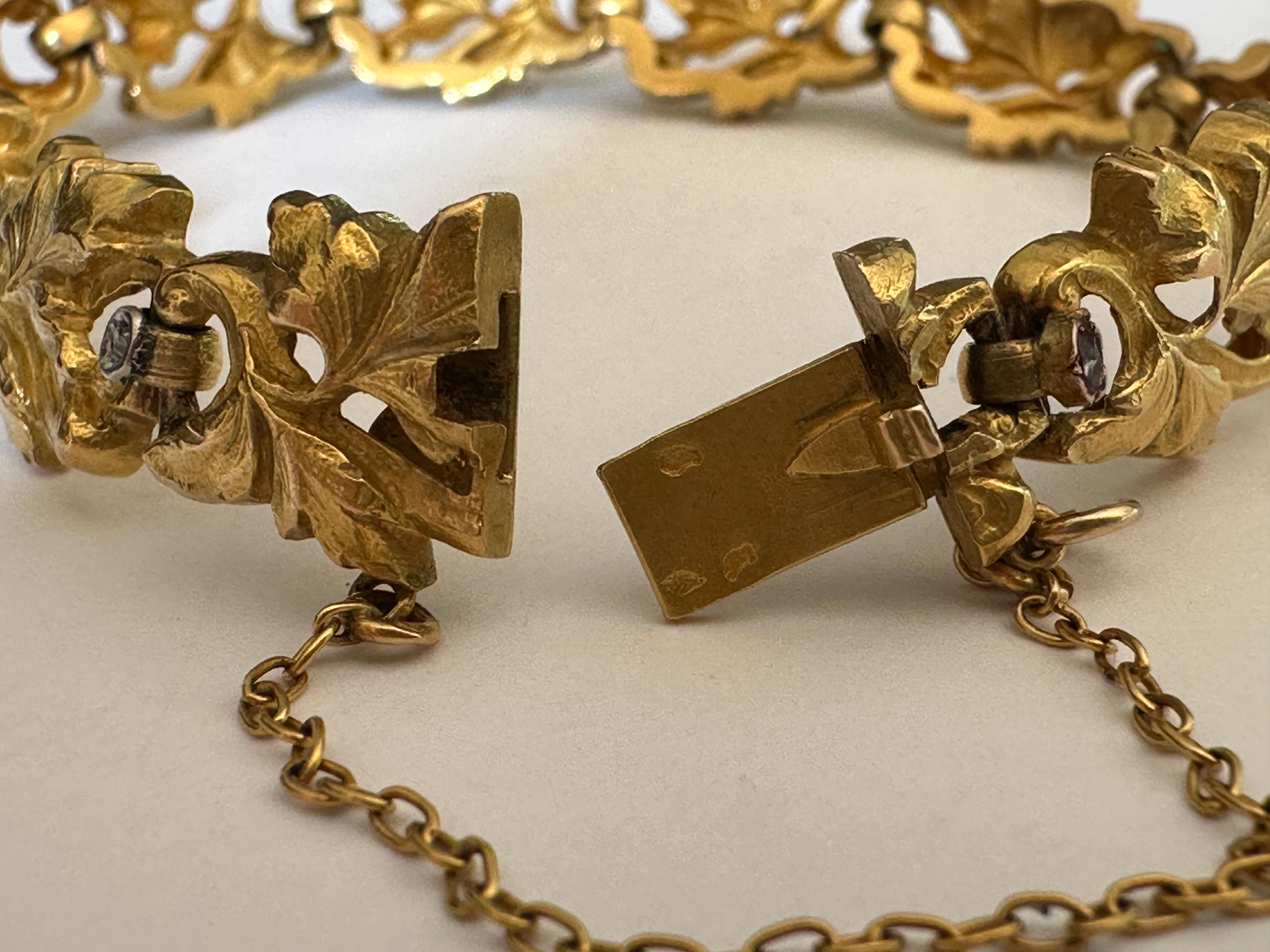 Art nouveau Bracelet en or à feuilles sculptées, diamants et rubis de l'Art Nouveau français en vente