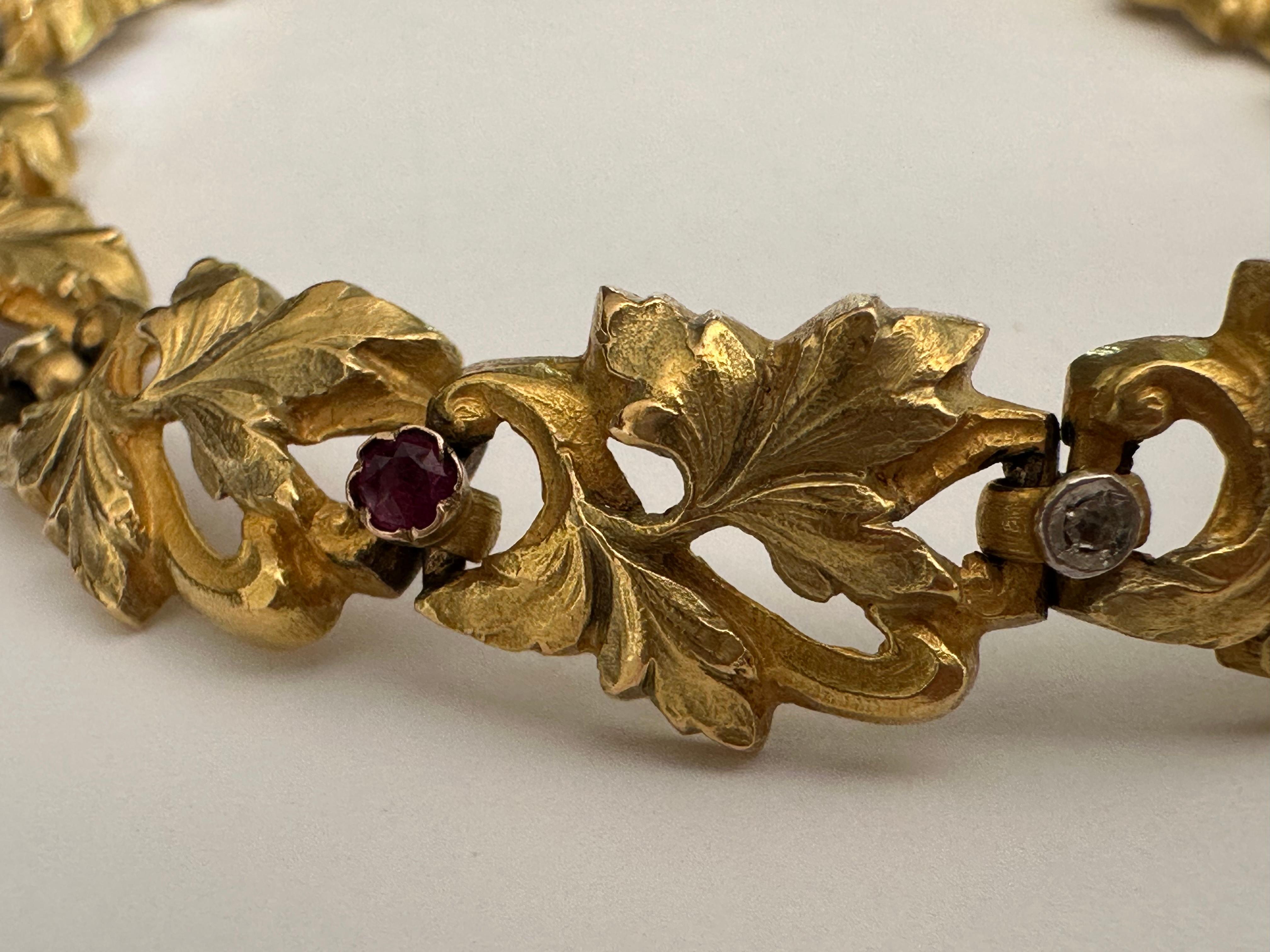 Taille rose Bracelet en or à feuilles sculptées, diamants et rubis de l'Art Nouveau français en vente