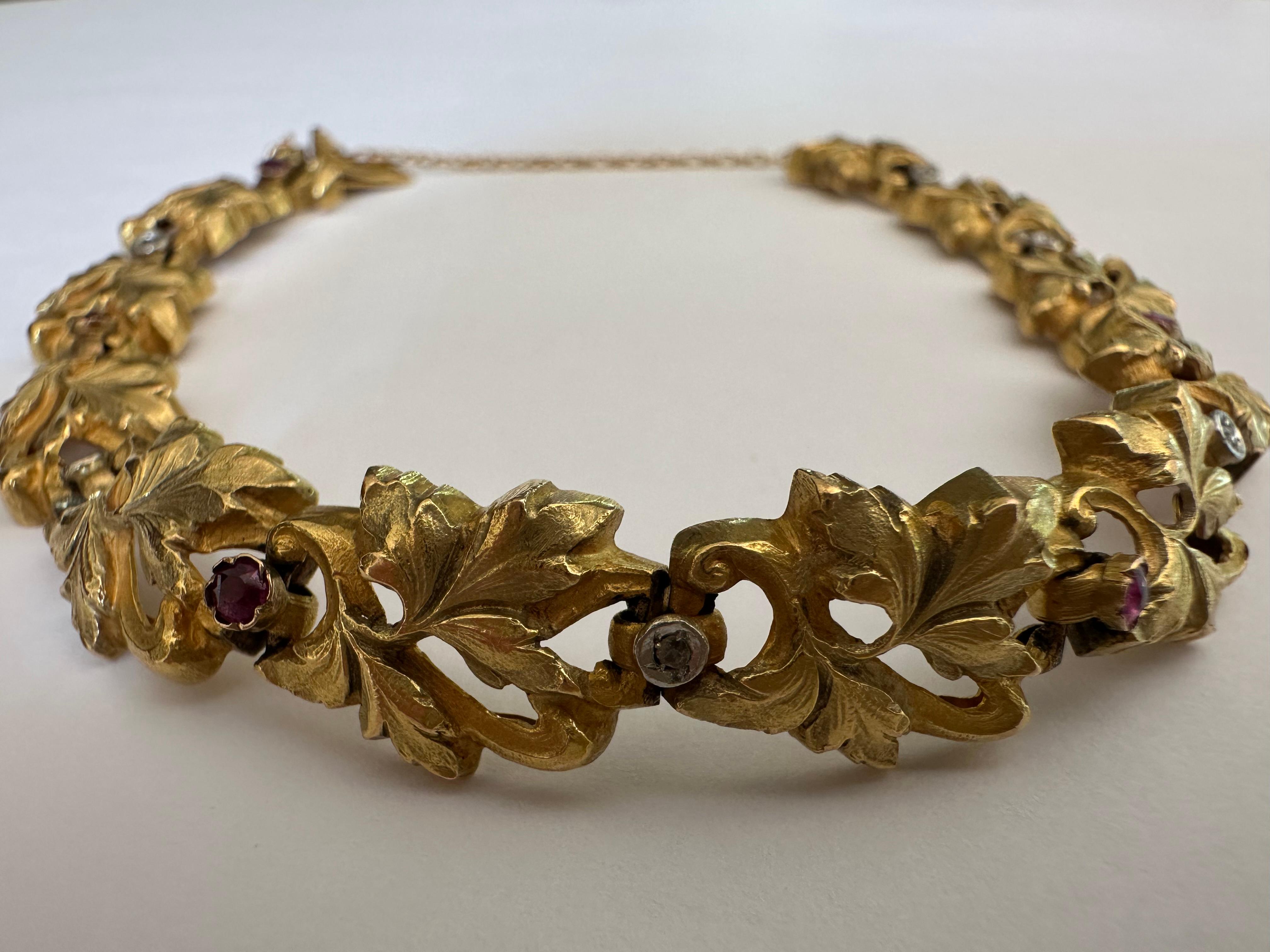Bracelet en or à feuilles sculptées, diamants et rubis de l'Art Nouveau français Bon état - En vente à Denver, CO
