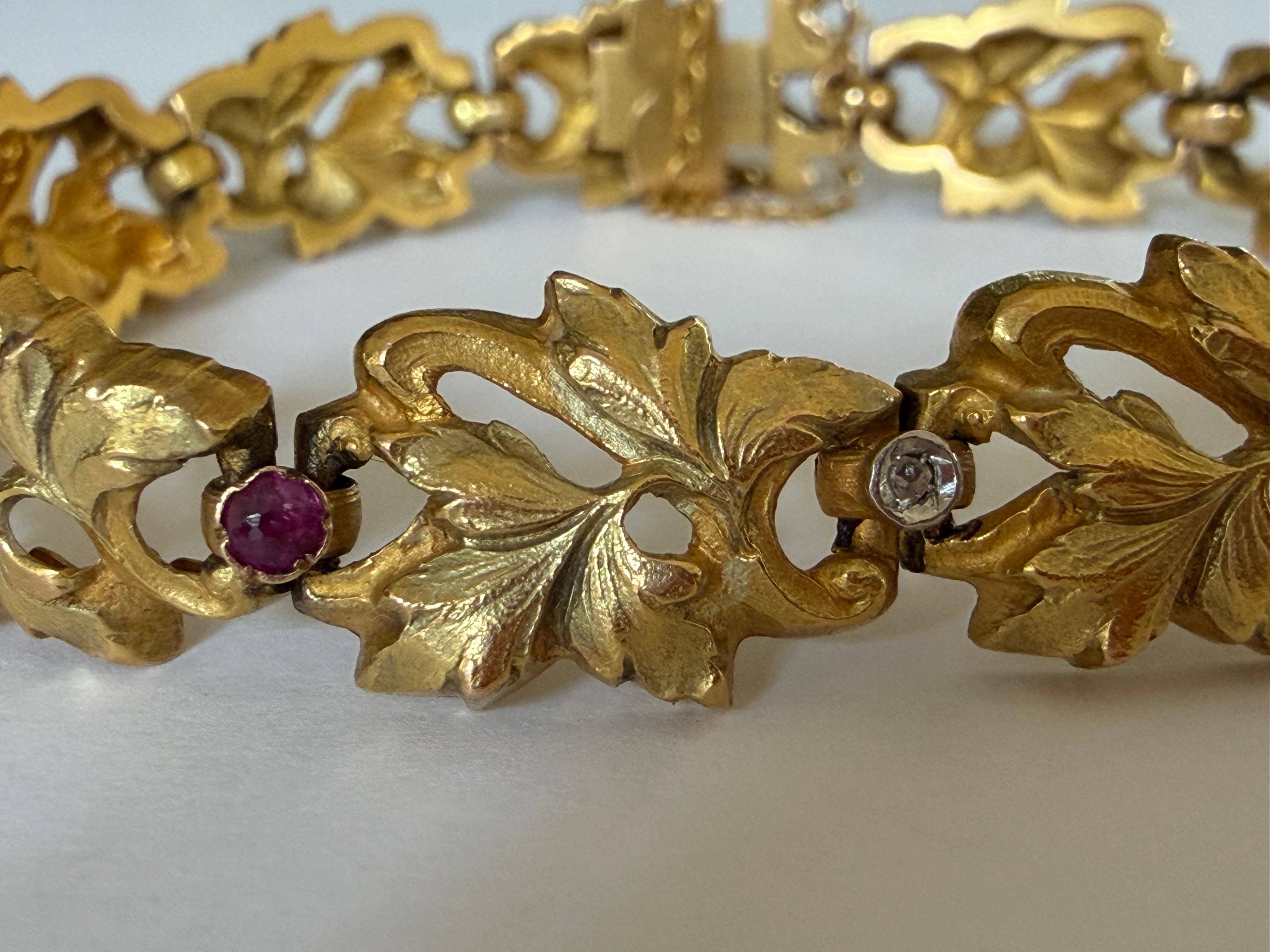 Bracelet en or à feuilles sculptées, diamants et rubis de l'Art Nouveau français Pour femmes en vente