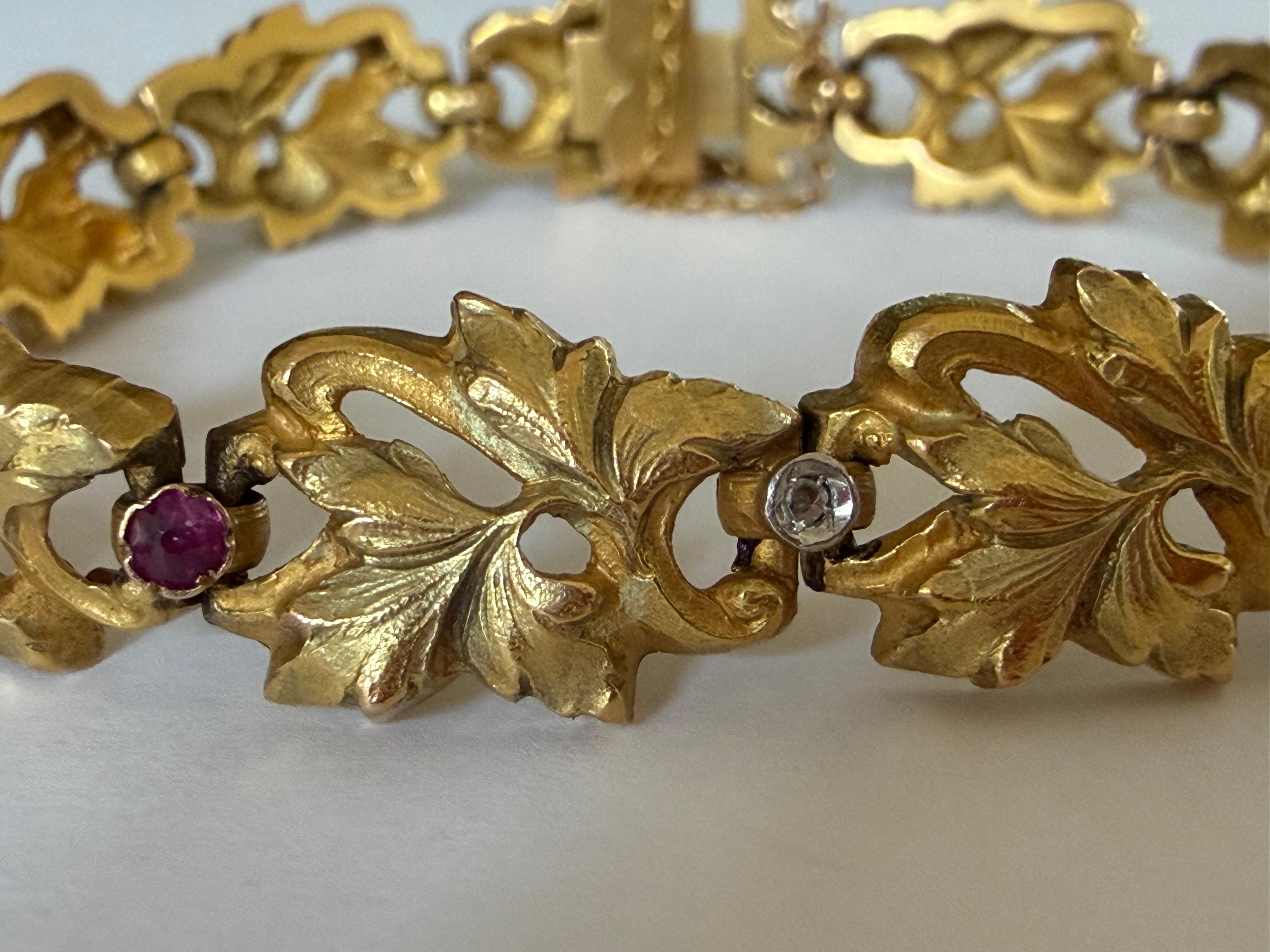 Bracelet en or à feuilles sculptées, diamants et rubis de l'Art Nouveau français en vente 1