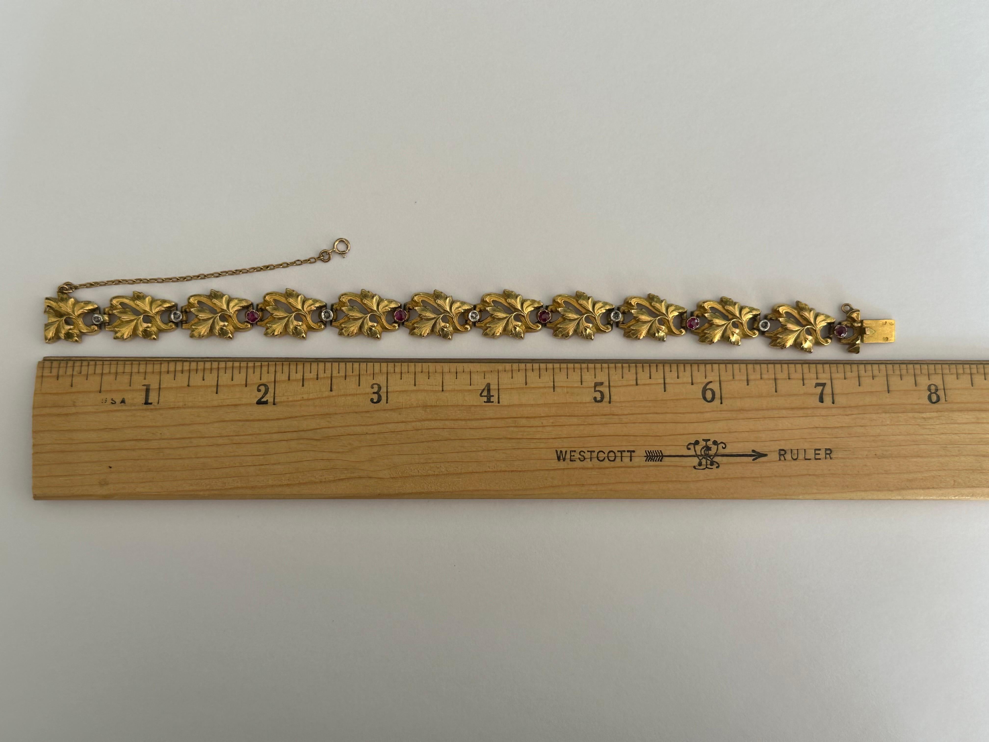 Bracelet en or à feuilles sculptées, diamants et rubis de l'Art Nouveau français en vente 2