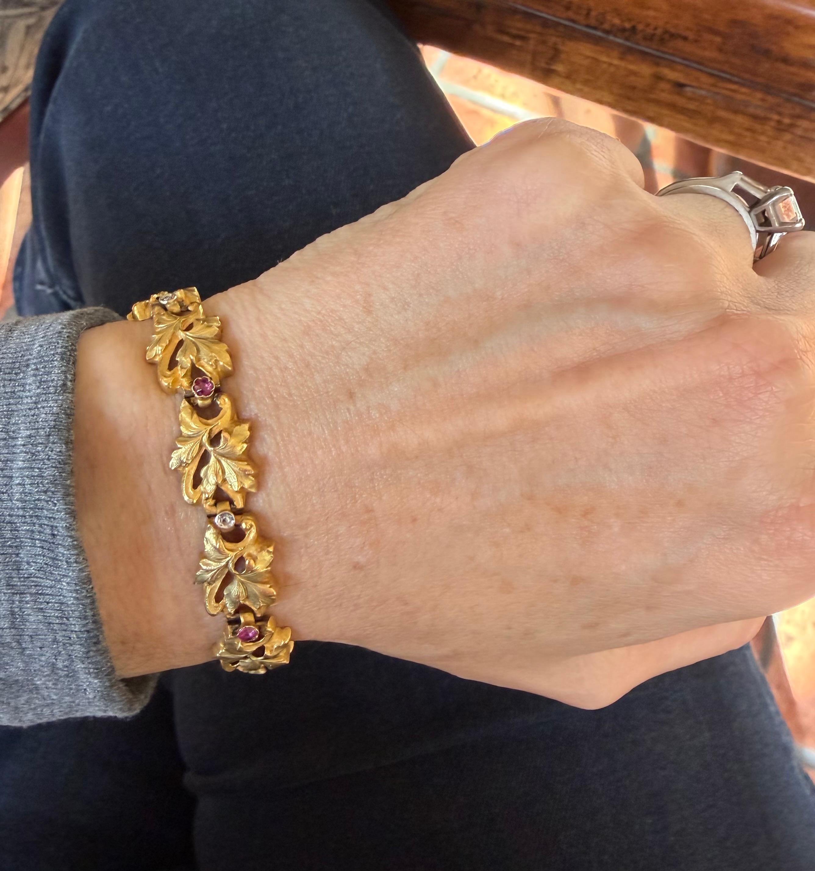 Bracelet en or à feuilles sculptées, diamants et rubis de l'Art Nouveau français en vente 3