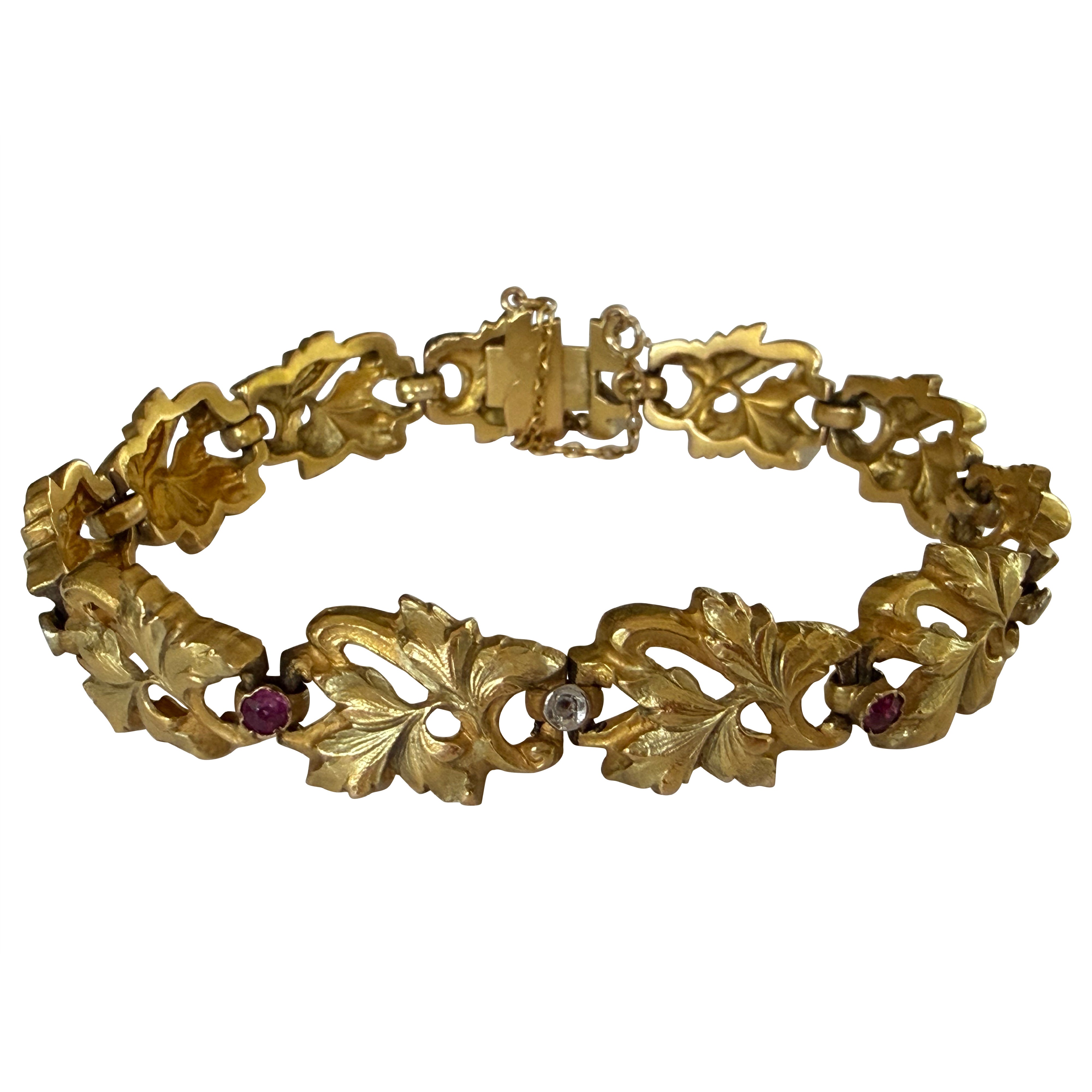 Bracelet en or à feuilles sculptées, diamants et rubis de l'Art Nouveau français