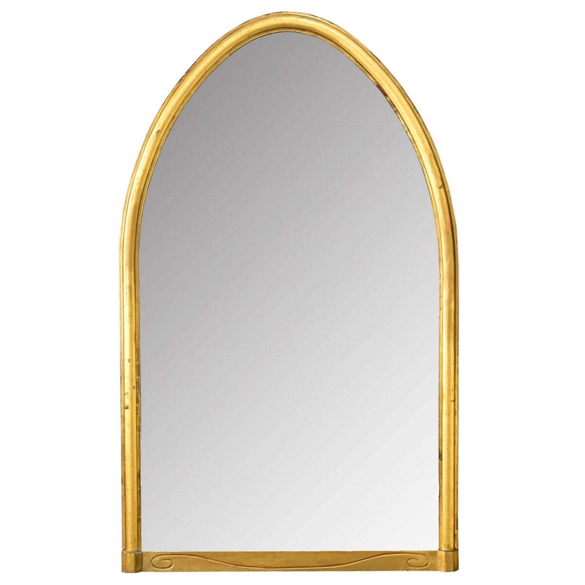 Un fantastico specchio Art Nouveau dorato con la lastra originale smussata. La doratura è in buone condizioni con un'usura minima. Sotto lo specchio c'è un dettaglio a cartiglio C ben intagliato. La piastra dello specchio è in ottime condizioni con