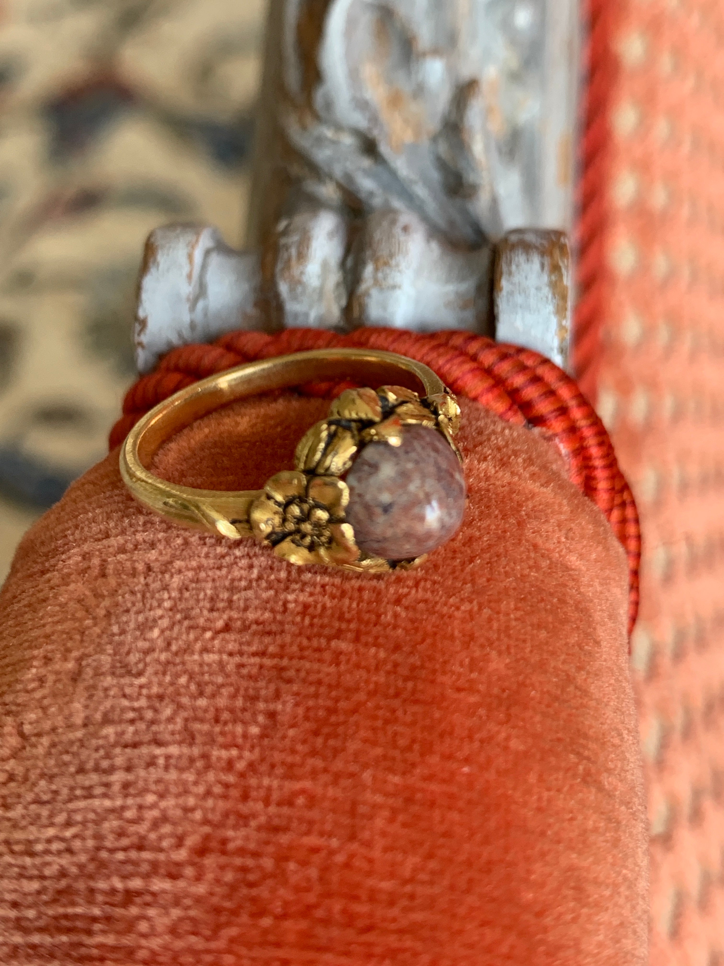 Französischer Ring aus Gelbgold, verziert mit Blumen und Blättern, die einen violetten Achat im organischen Jugendstil-Look umschließen. Schönes Schmuckstück in sehr gutem Zustand.
Größe 53
4,3 gr.