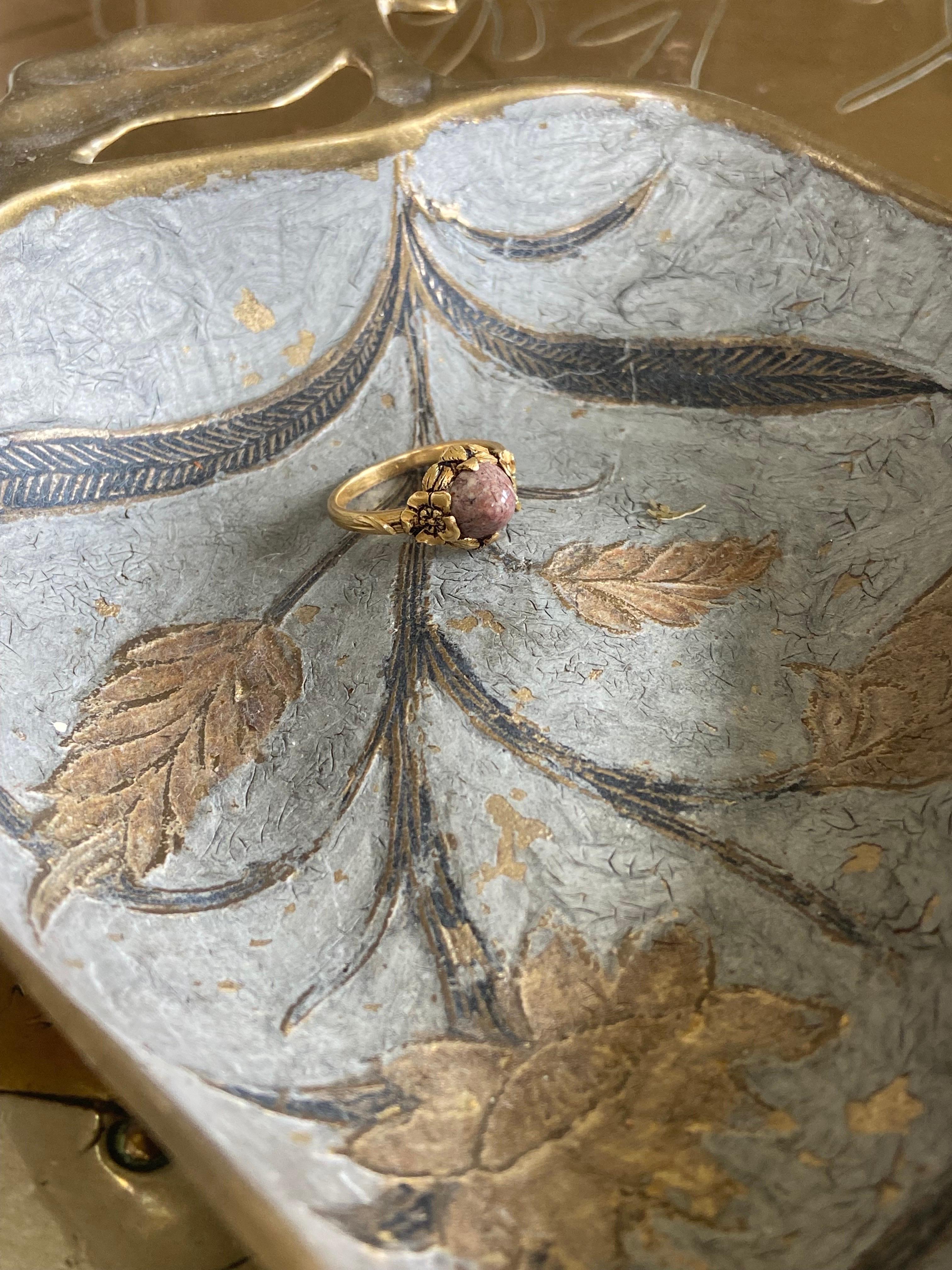 Französischer Jugendstil-Ring aus Gold mit violettem Achat, umrahmt mit Blumen (Art nouveau) im Angebot