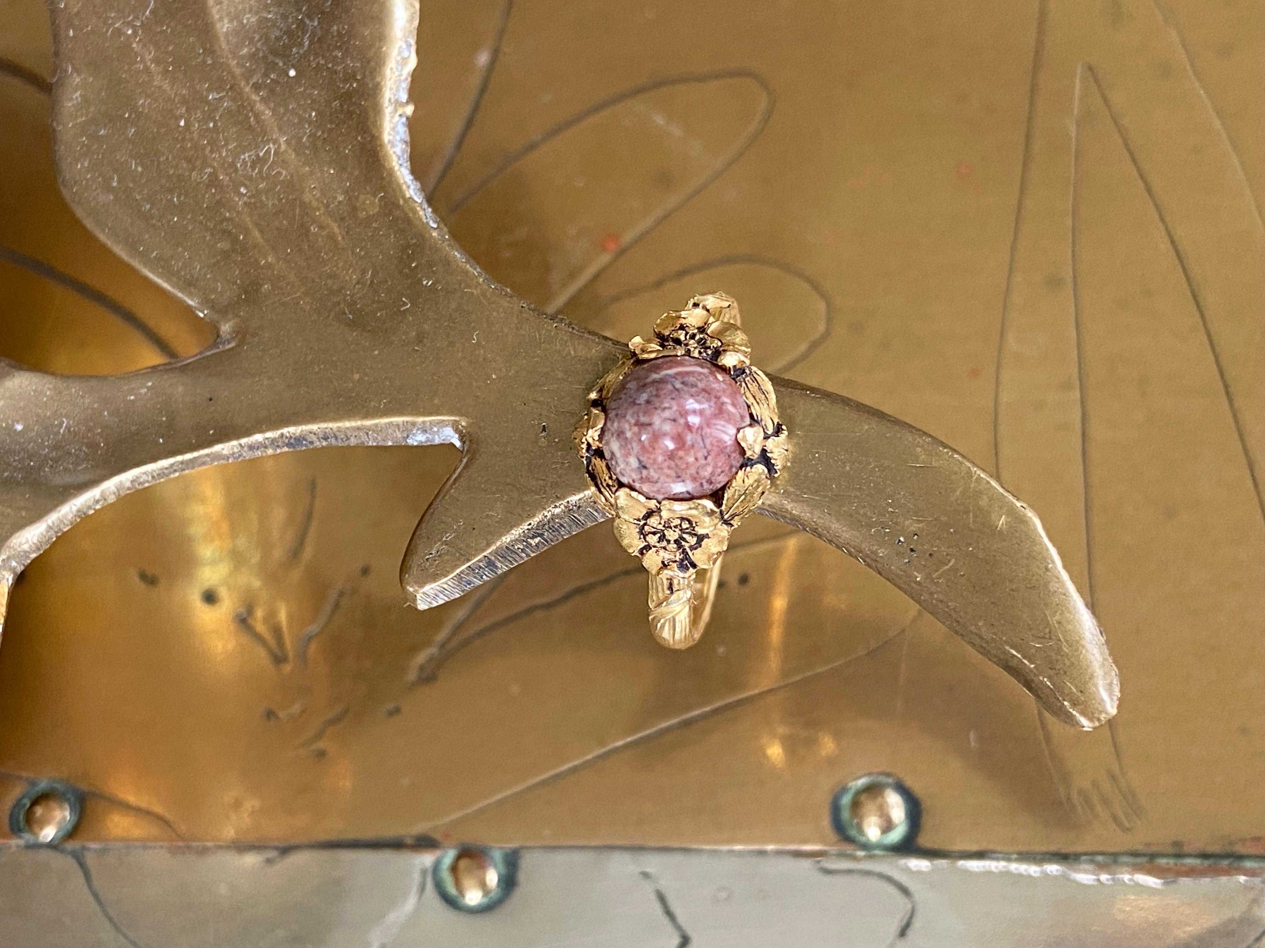 Hand-Carved French Art Nouveau Golden Ring with Violet Agate Surronded with Flowers For Sale