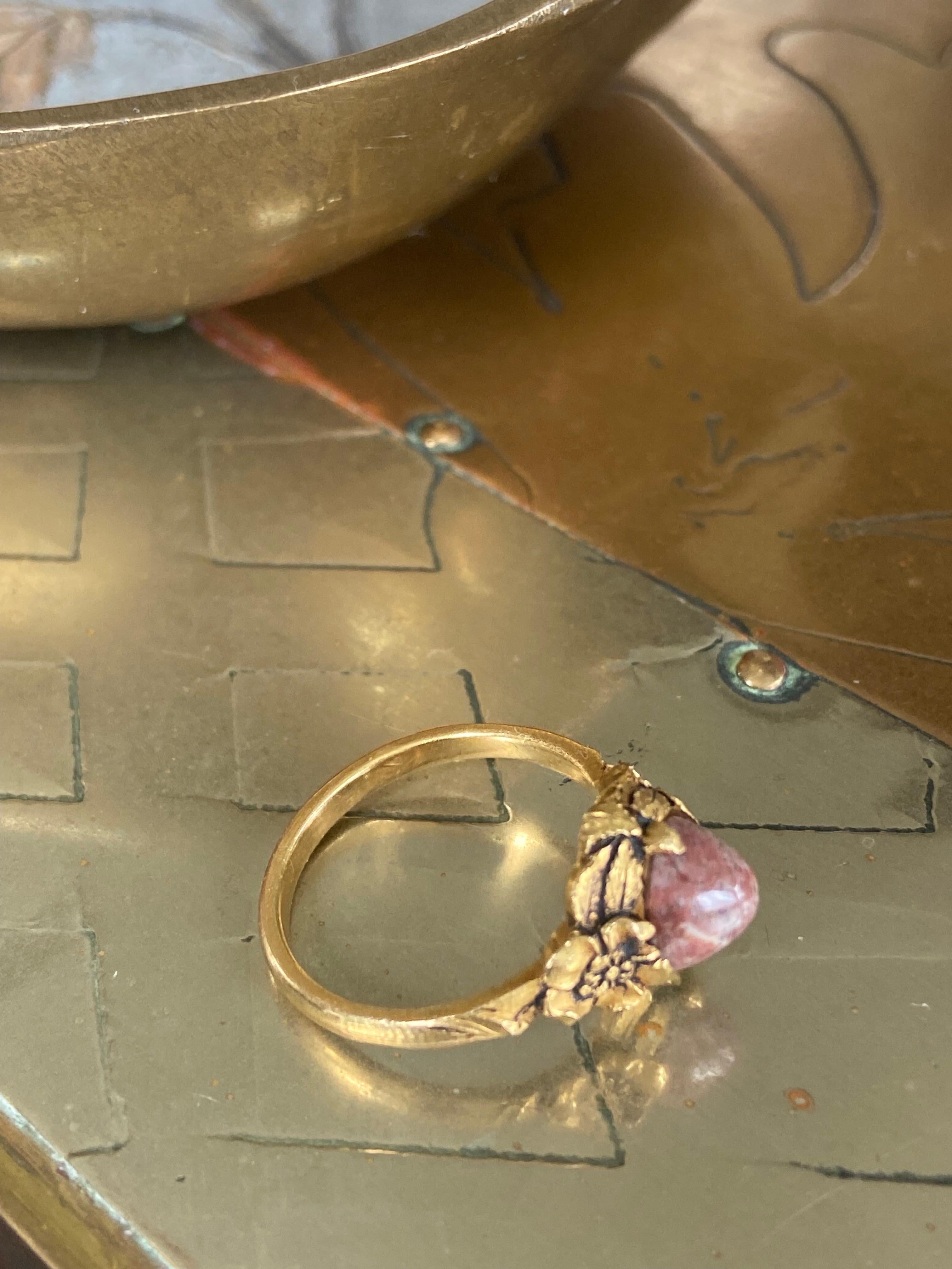 Französischer Jugendstil-Ring aus Gold mit violettem Achat, umrahmt mit Blumen im Zustand „Gut“ im Angebot in Sofia, BG
