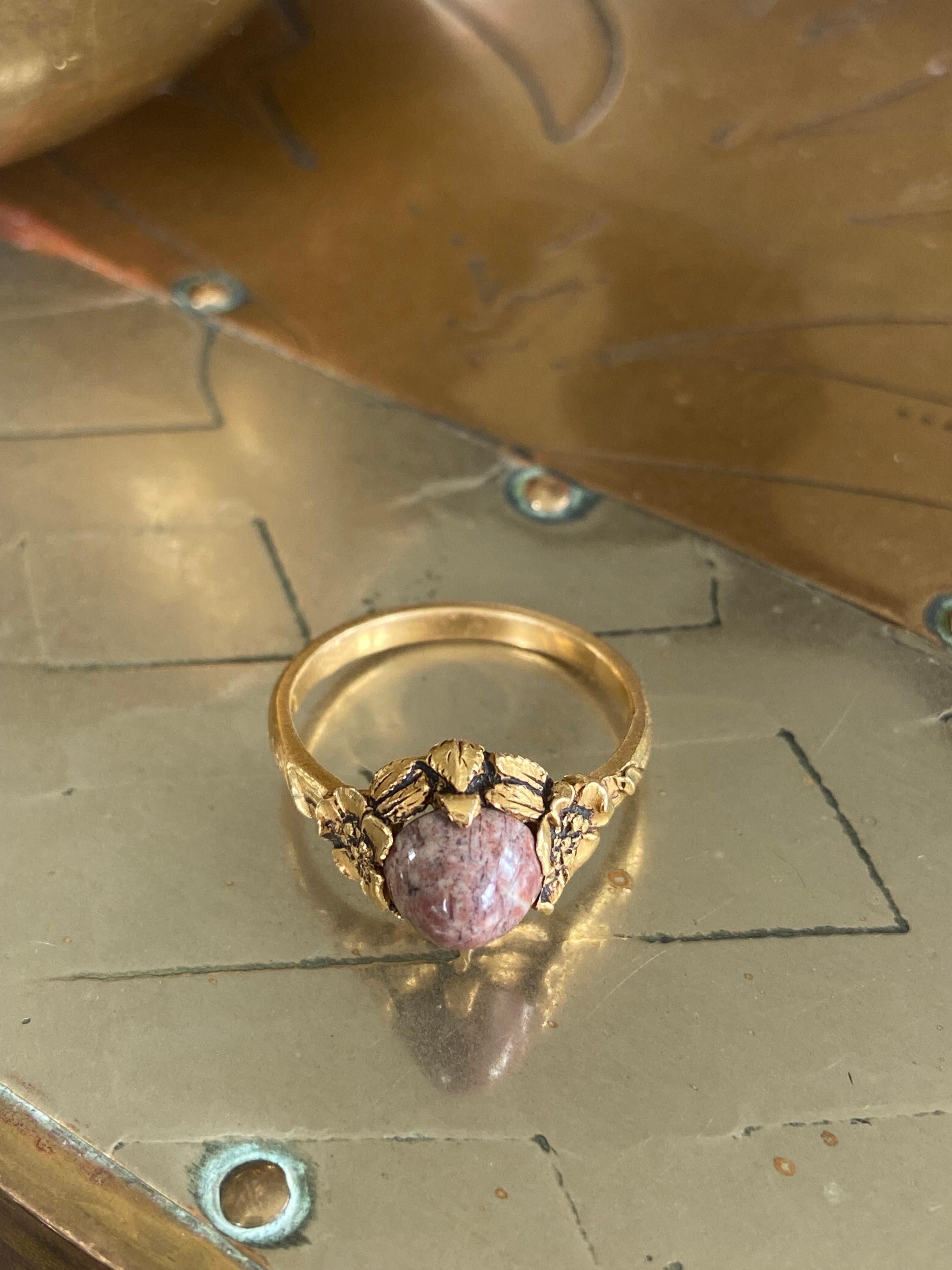 Französischer Jugendstil-Ring aus Gold mit violettem Achat, umrahmt mit Blumen (20. Jahrhundert) im Angebot