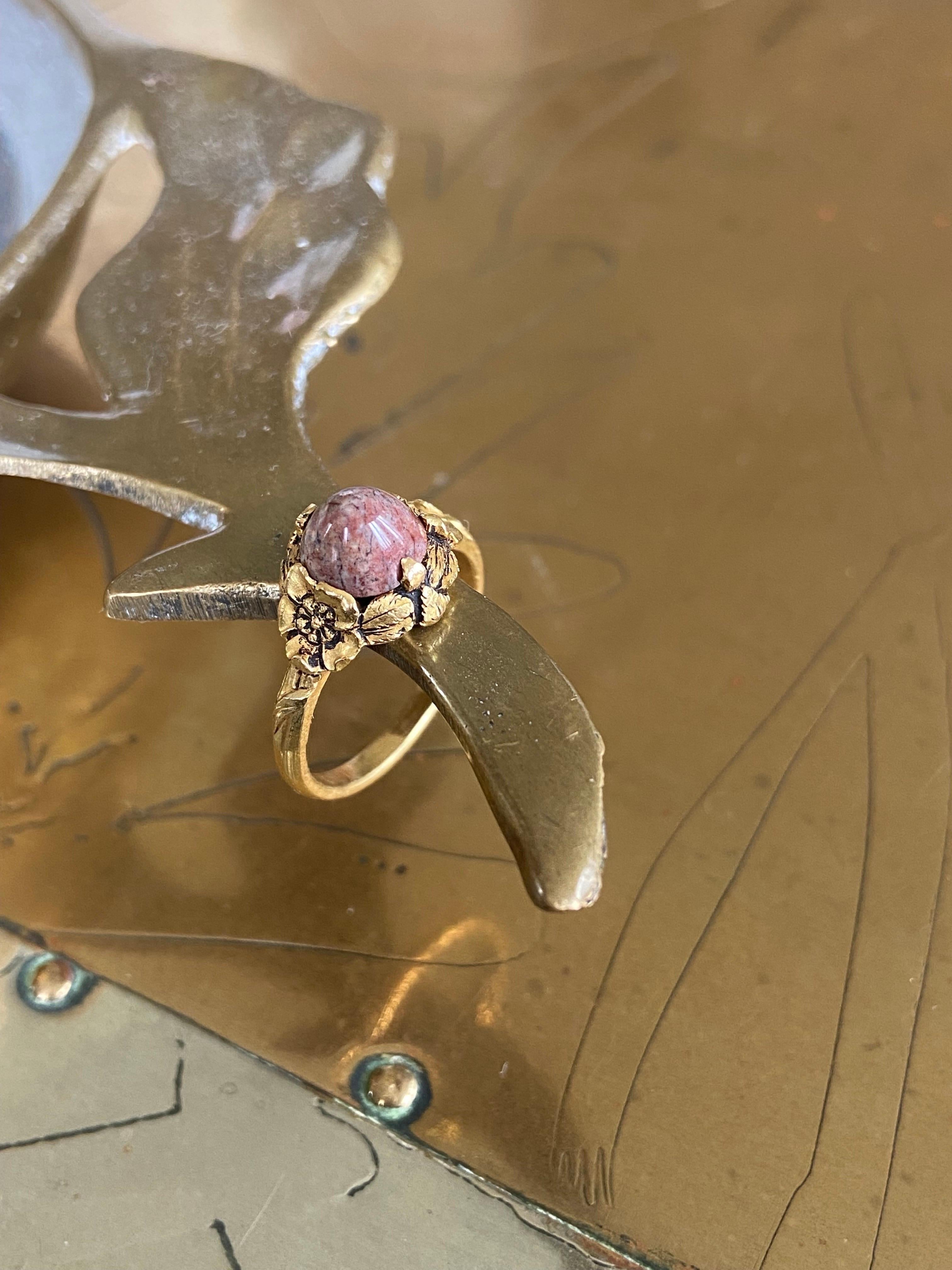 French Art Nouveau Golden Ring with Violet Agate Surronded with Flowers For Sale 1