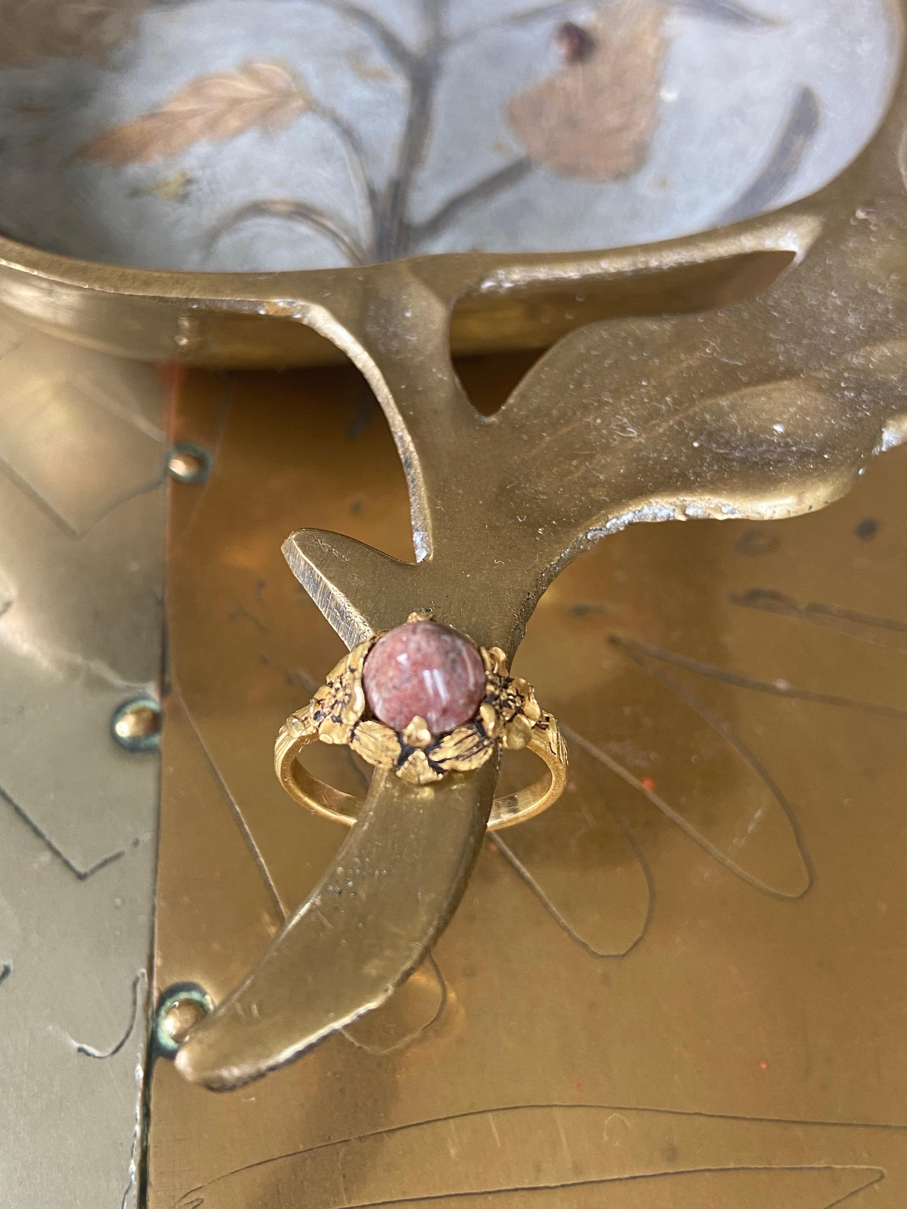French Art Nouveau Golden Ring with Violet Agate Surronded with Flowers For Sale 2