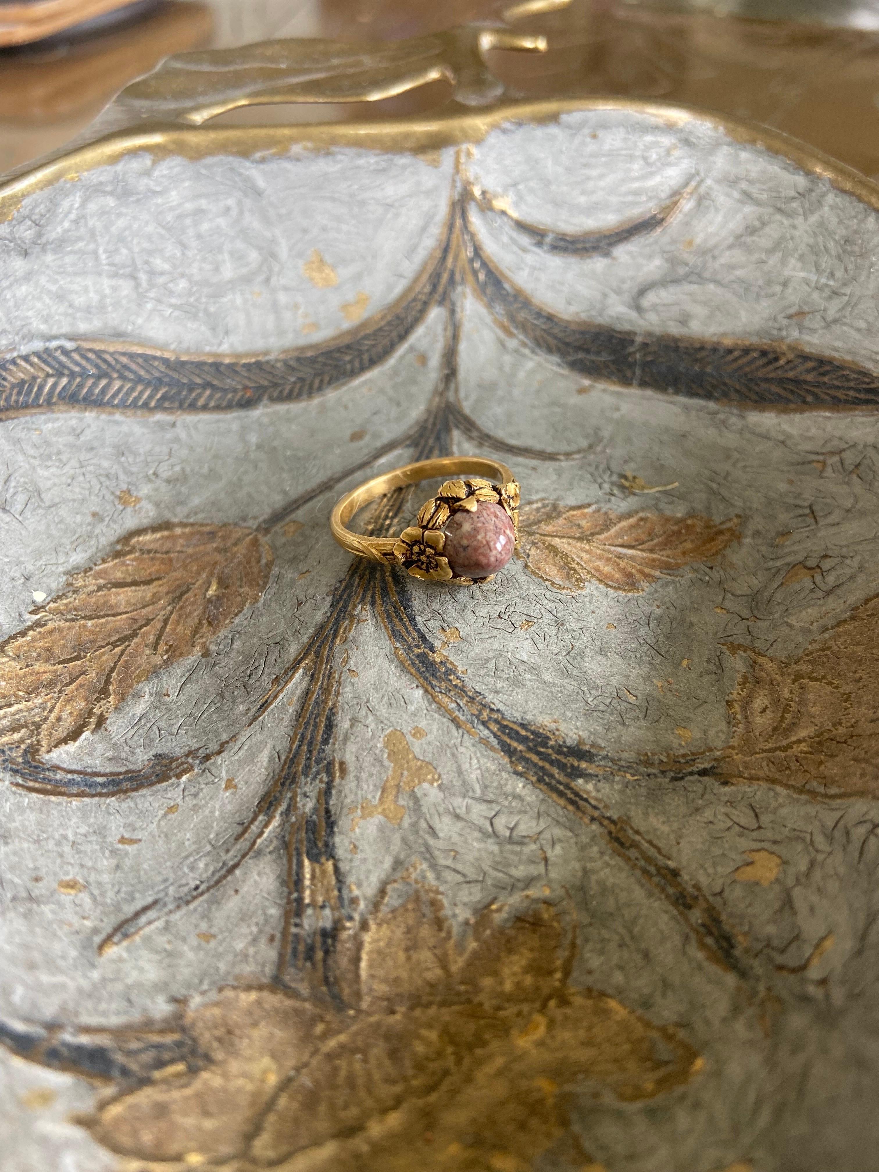 Französischer Jugendstil-Ring aus Gold mit violettem Achat, umrahmt mit Blumen im Angebot 3