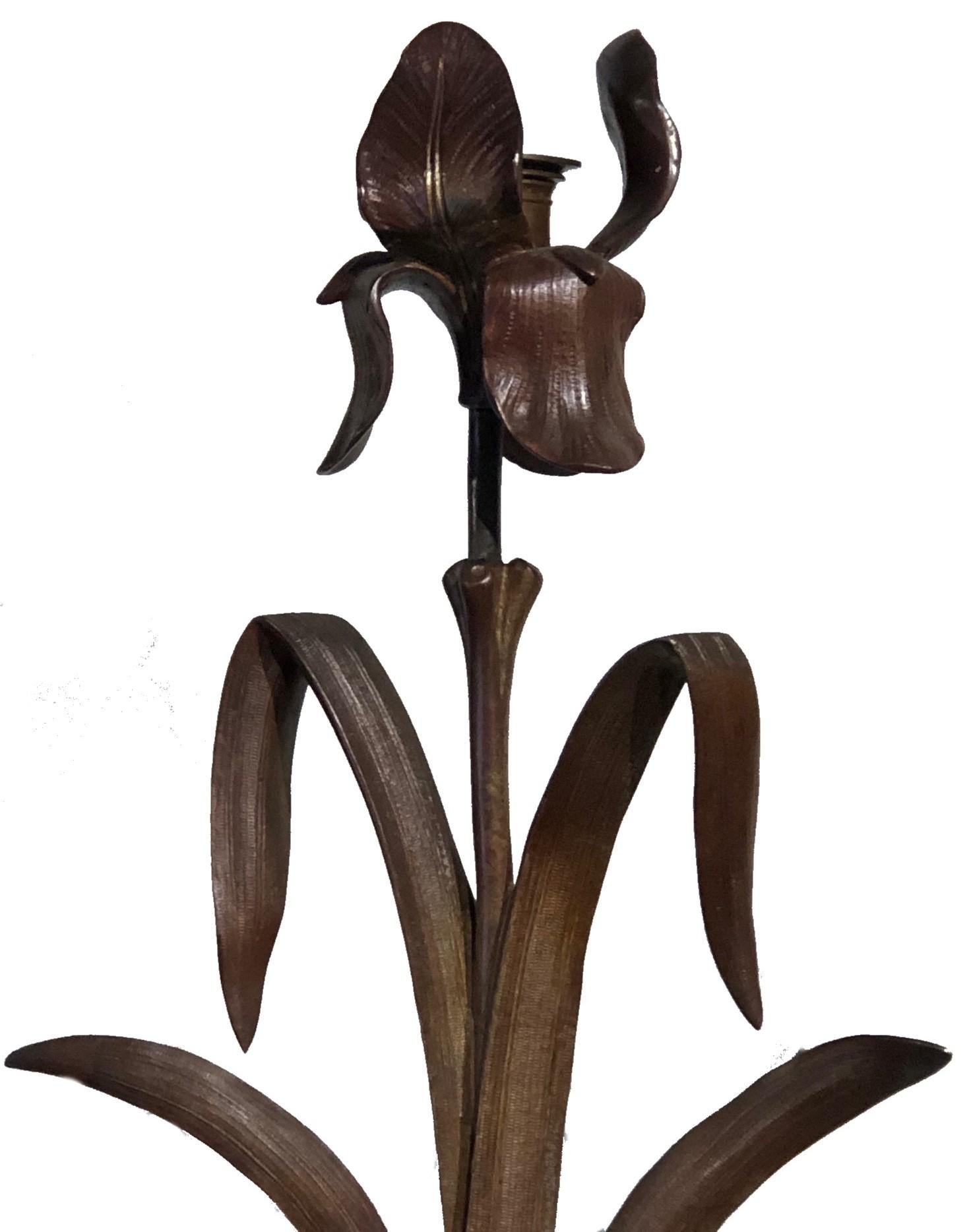 ÜBER IRIS-MOTIVE
Iris-Motive waren zur Zeit der Arts & Crafts-Bewegung sehr beliebt. Die Gattung dieser leicht zu stilisierenden Blume umfasst fast 300 Sorten, die in vielen Farben blühen. Daher stammt auch ihr Name: Iris, die griechische Göttin des