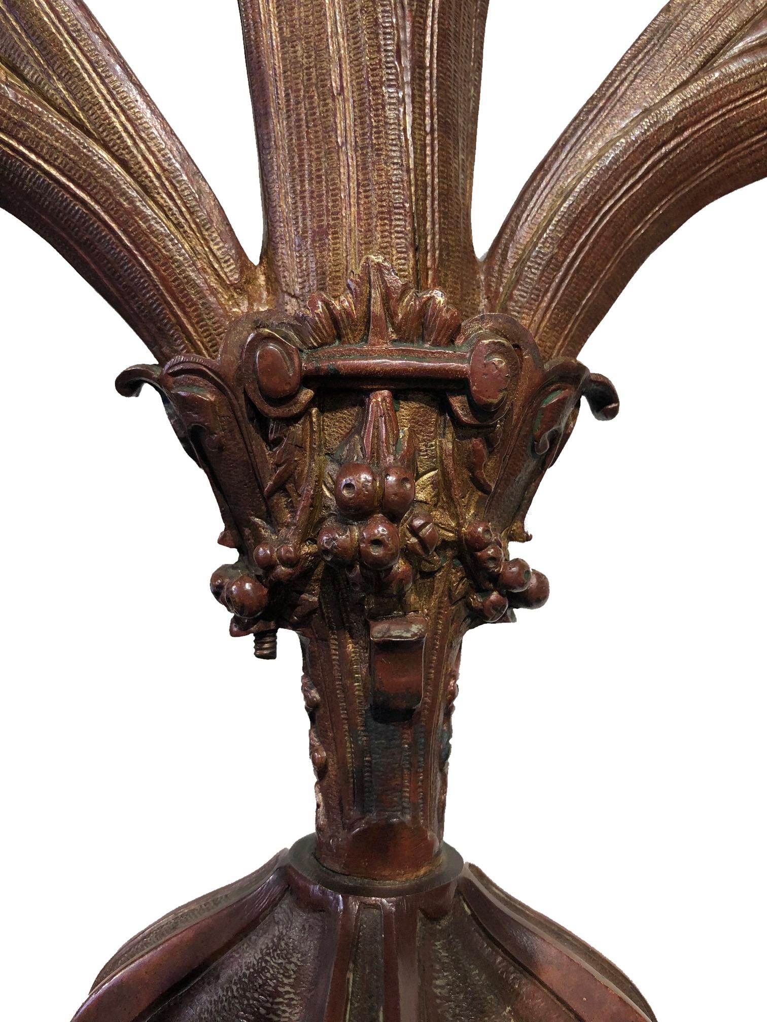 Iris-Kandelaber aus Bronze im französischen Art nouveau-Stil, um 1900 im Angebot 1