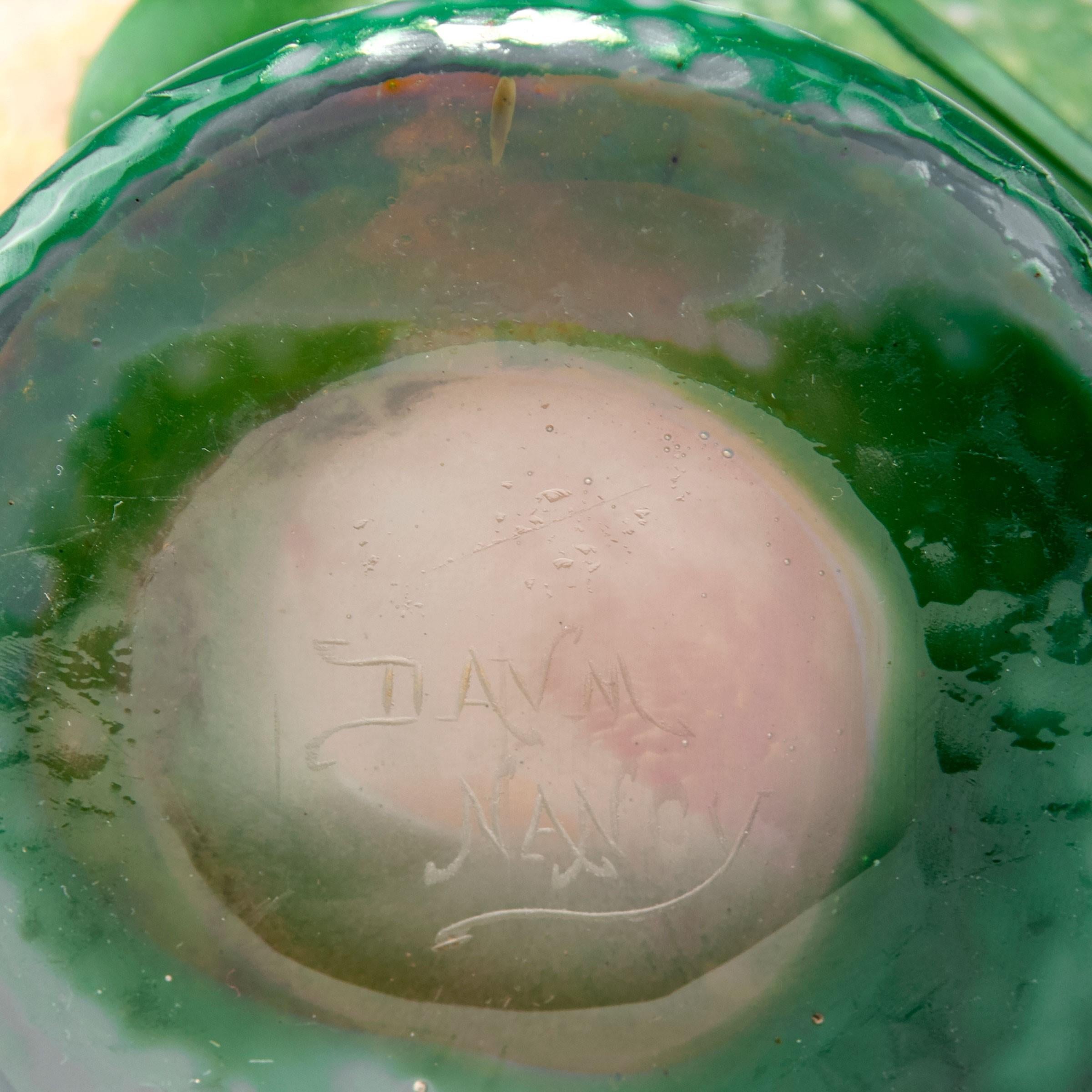 Français Vase en verre camée Ombelle de Daum Nancy en vente