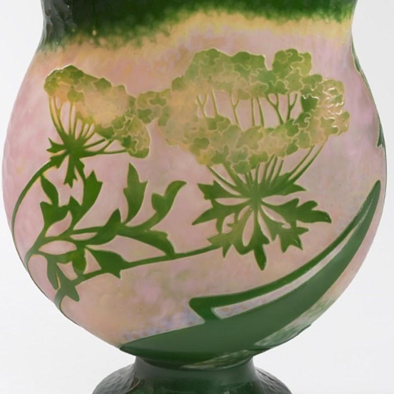 Vase en verre camée Ombelle de Daum Nancy Excellent état - En vente à New York, NY