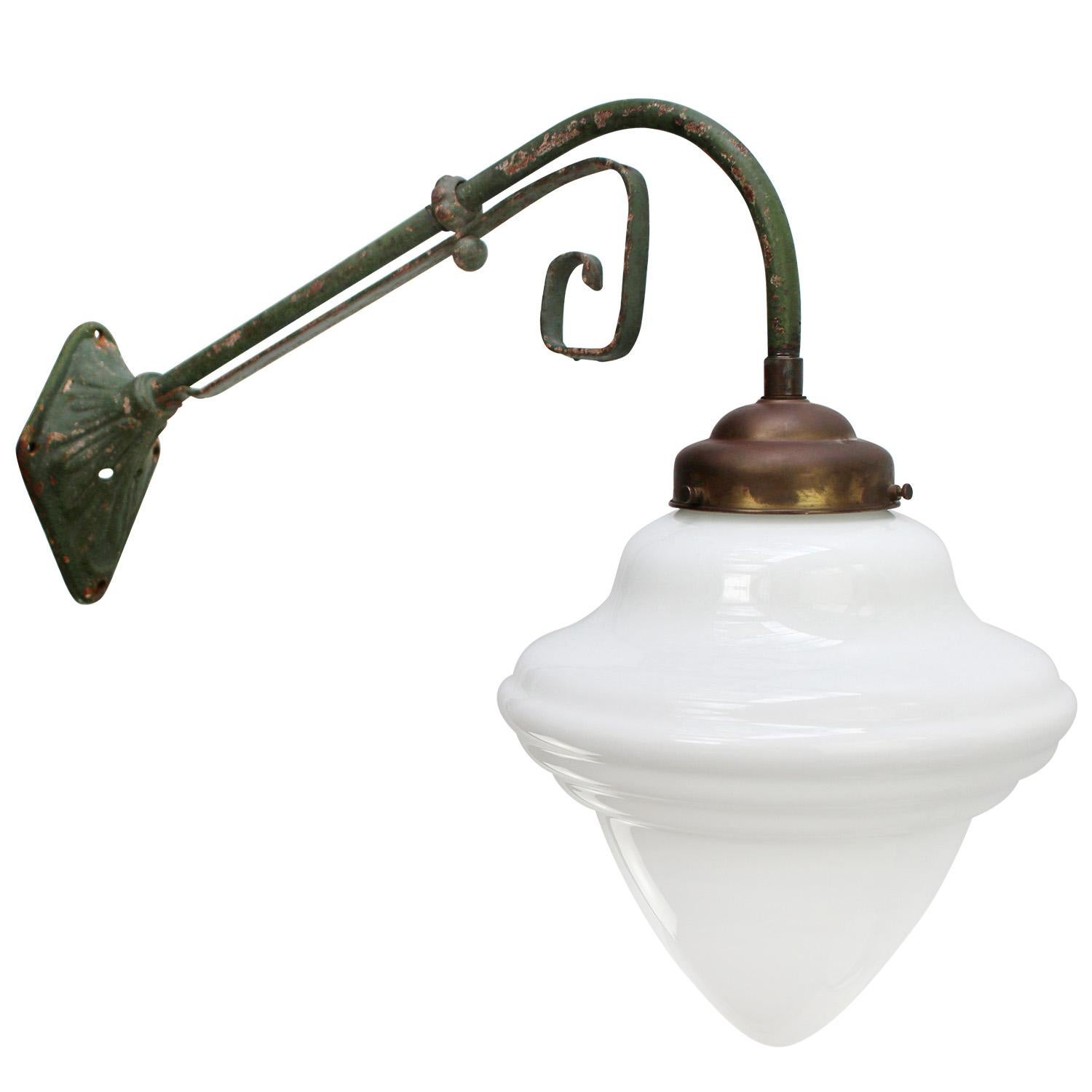 Aplique francés Art Nouveau de hierro fundido
Fundición verde, tapa de latón y cristal opalino

Tamaño de la placa de pared 195 × 125 mm

Peso: 3,30 kg / 7,3 lb

Precio por unidad. Todas las lámparas se han adecuado a las normas internacionales para