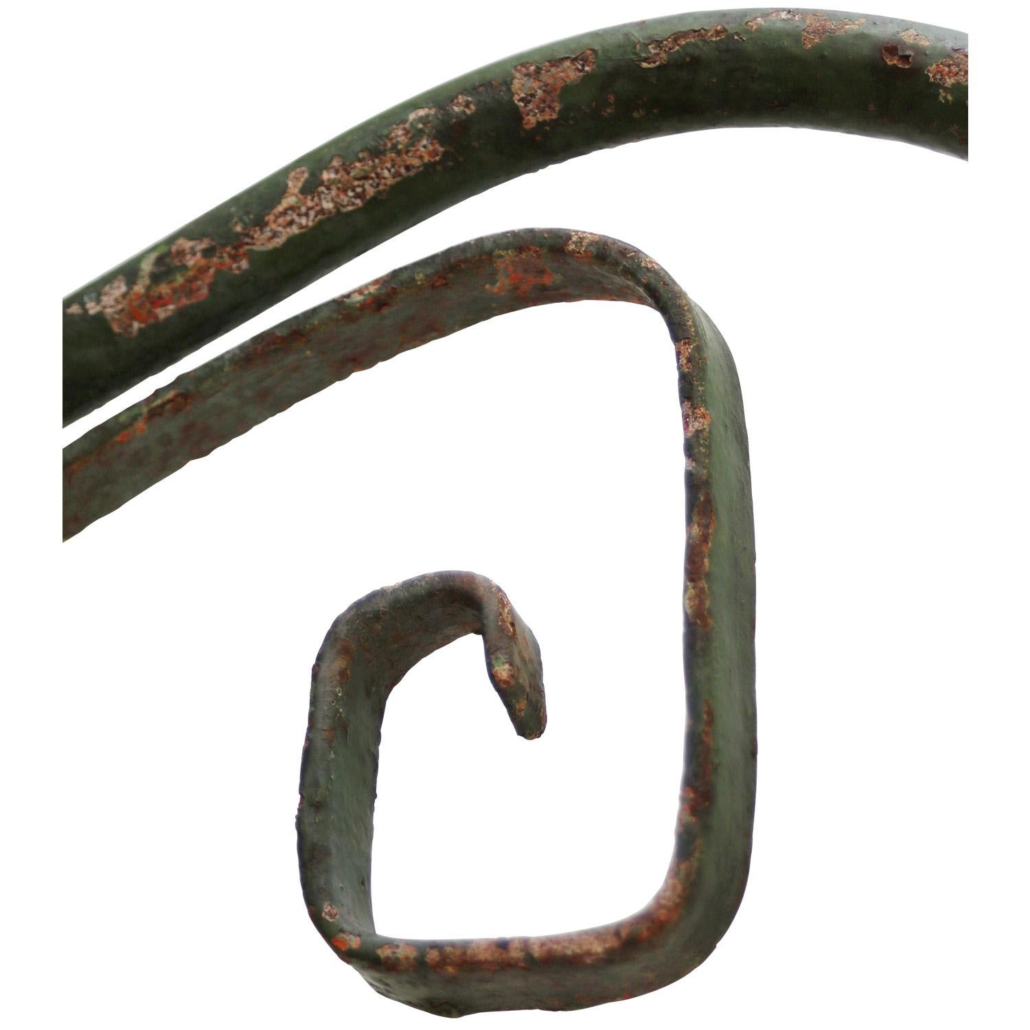 Aplique de Pared Art Nouveau Francés de Hierro Fundido Verde y Vidrio Opalino Vaciado en venta