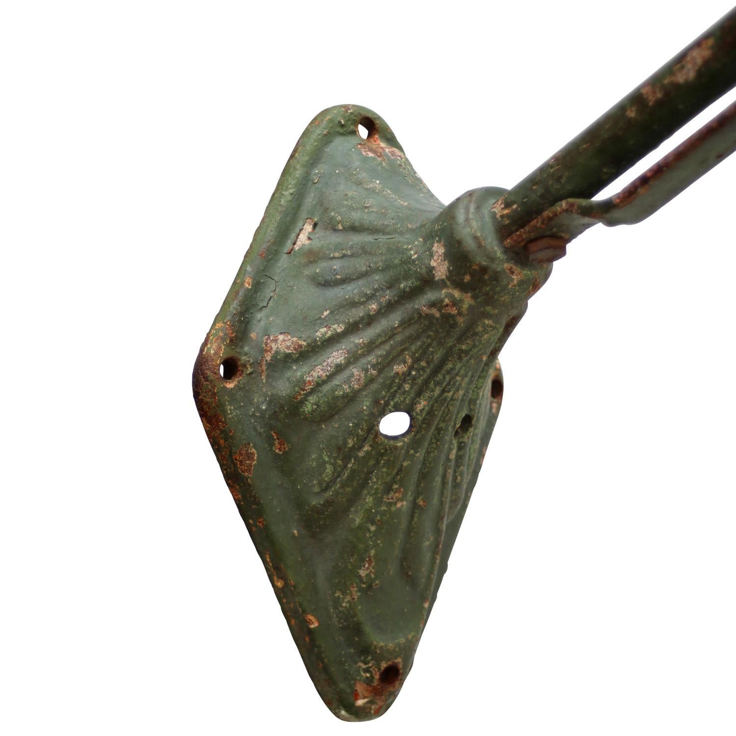 Aplique de Pared Art Nouveau Francés de Hierro Fundido Verde y Vidrio Opalino en venta 2