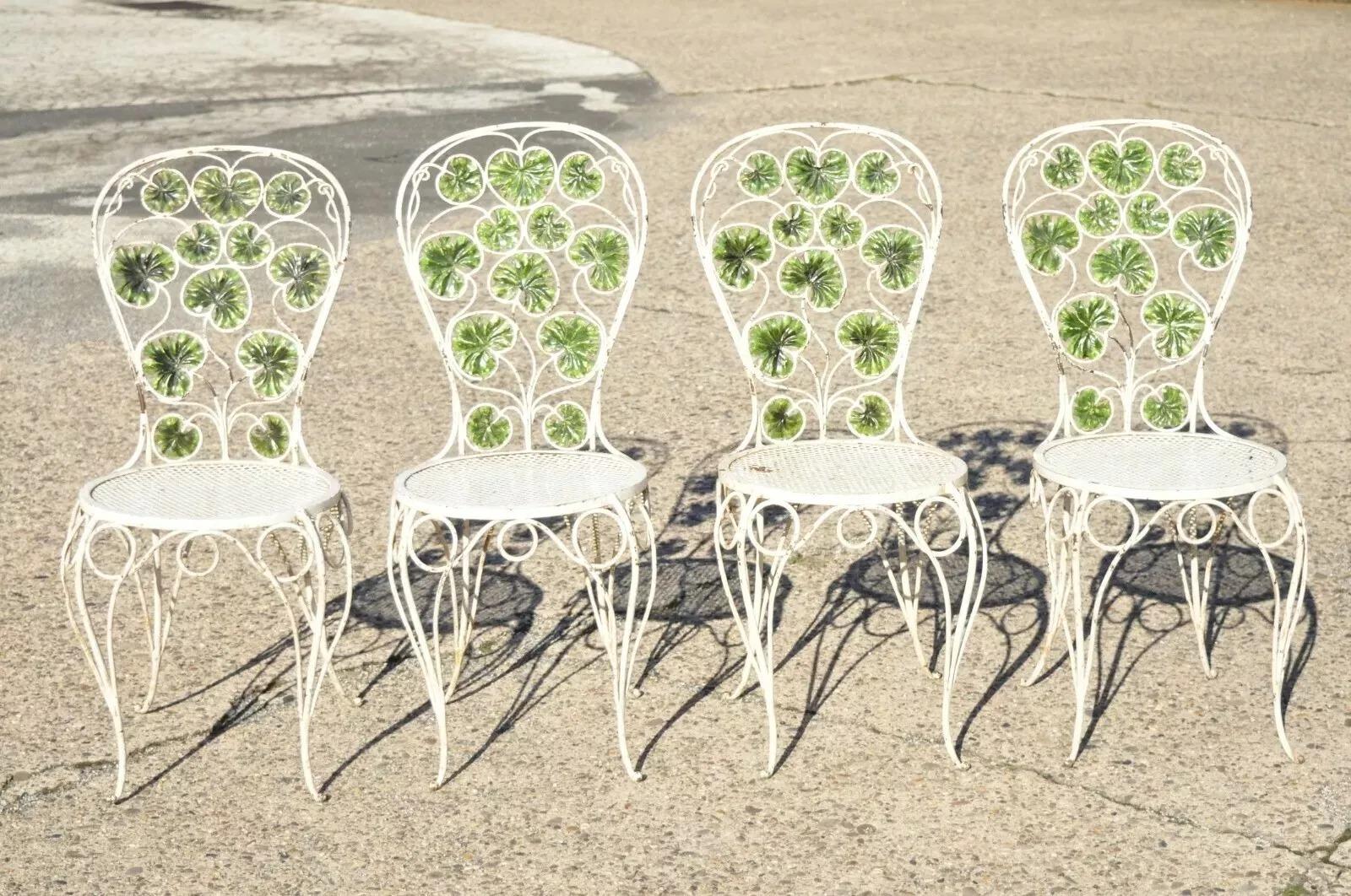 Ensemble de salle à manger de jardin Art Nouveau - 5 pièces. La liste comprend (4) chaises d'appoint, (1) table de salle à manger, cadres de feuilles d'érable peintes en vert, pieds galbés, base de la table ornée de fleurs, sièges en maille