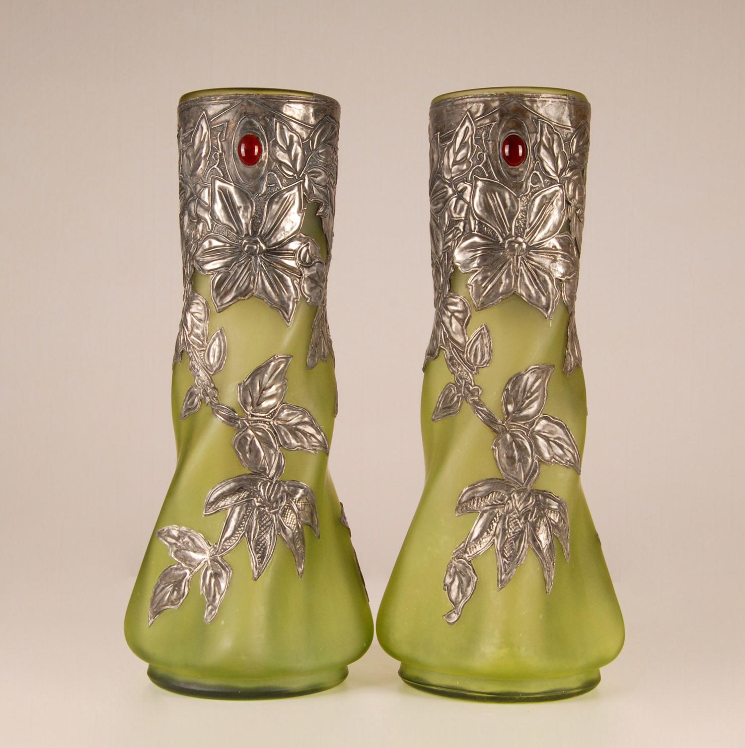 French Art Nouveau Green Pate De Verre Pewter and Glass Paste Jewelled Vases In Good Condition For Sale In Wommelgem, VAN