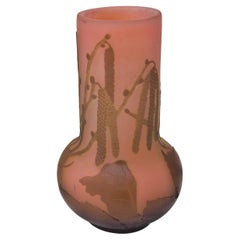 Vase en verre camée d'Emile Galle Green/Pink avec chatons de noisettes Art Nouveau