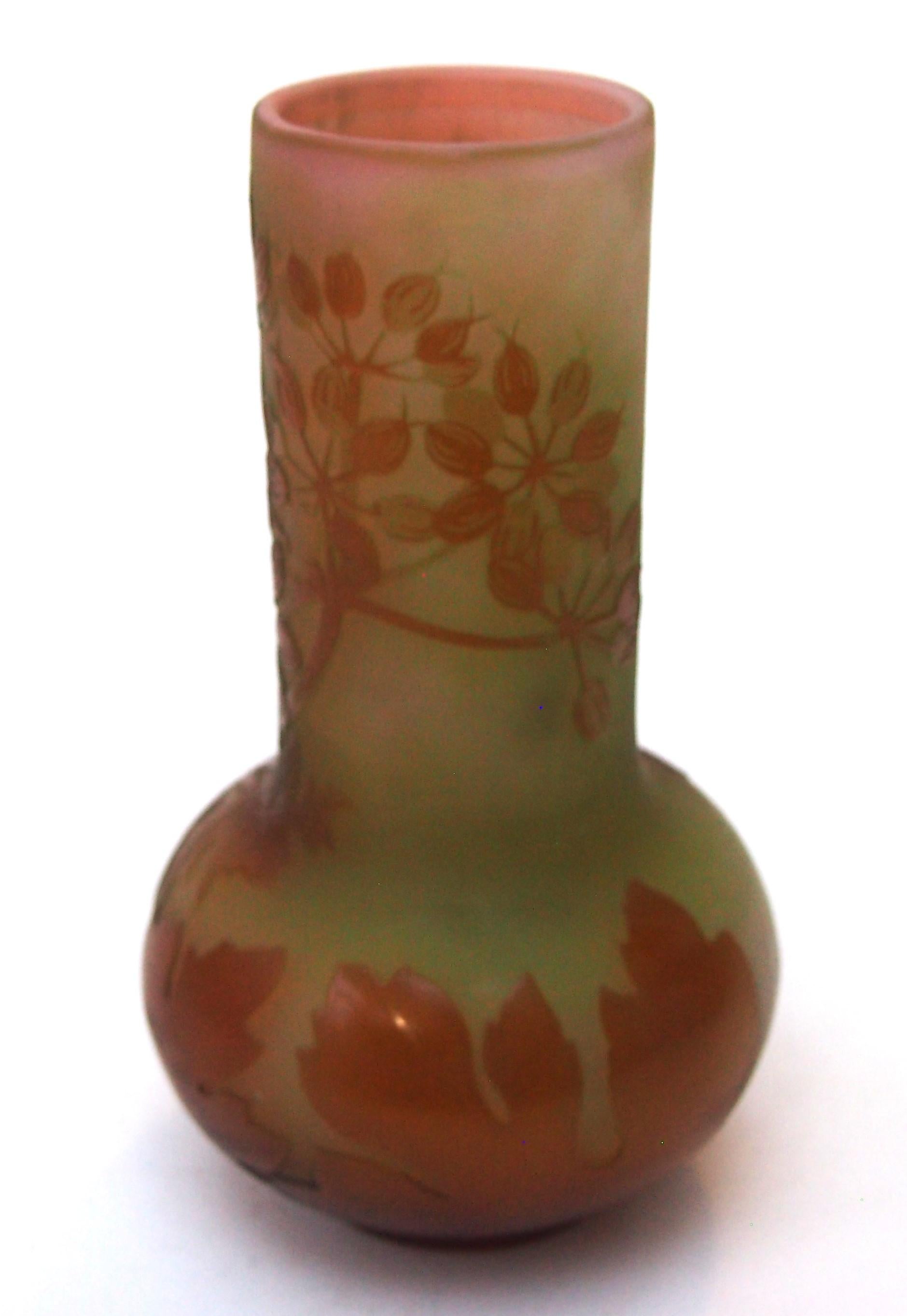 Raro jarrón camafeo naranja sobre verde sobre rosa con la clásica forma de jarrón de bola y astil decorado con vainas de semillas en forma de umbela. Está débilmente firmado (en la capa verde) con la firma Provost III visible en la imagen 8 (véase