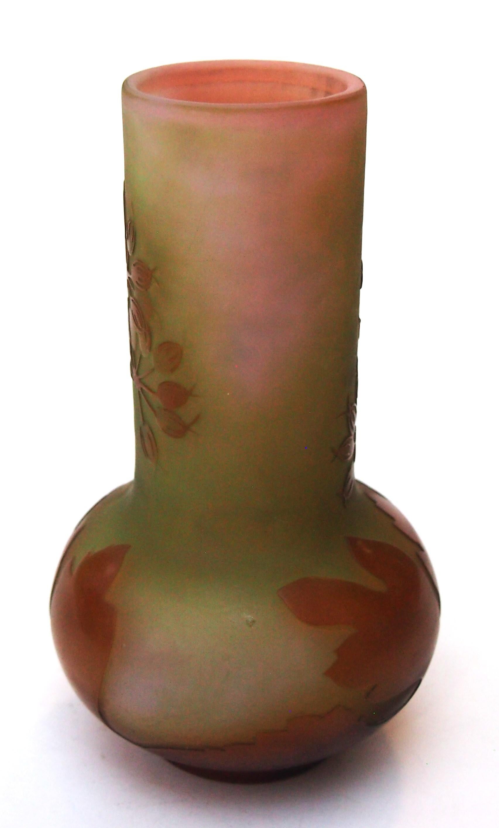 Jarrón francés Art Nouveau de vidrio camafeo verde/rosa de Emile Galle con vainas de semillas Umbel Francés en venta